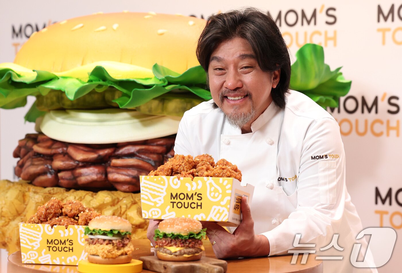 본문 이미지 - 에드워드 리 셰프가 21일 오전 서울 중구 신라호텔 영빈관에서 열린 맘스터치 신제품 출시 기념 포토행사에서 기념촬영을 하고 있다.  2025.1.21/뉴스1 ⓒ News1 김성진 기자
