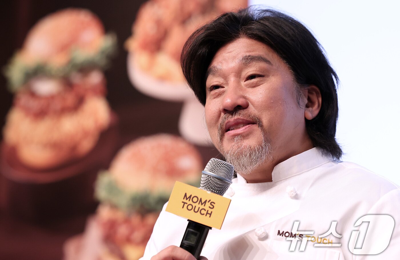 본문 이미지 - 에드워드 리 셰프가 21일 오전 서울 중구 신라호텔 영빈관에서 열린 맘스터치 신제품 출시 기념 기자간담회에서 발언하고 있다. 이번 신제품은 '에드워드 리 빅싸이순살'과 '에드워드 리 비프버거', '에드워드 리 싸이버거' 3종으로 구성됐다. 2025.1.21/뉴스1 ⓒ News1 김성진 기자