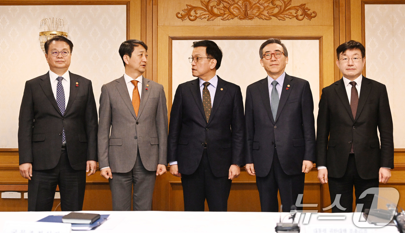 (서울=뉴스1) = 최상목 대통령 권한대행 부총리 겸 기획재정부 장관이 21일 서울 종로구 정부서울청사에서 열린 대외 경제 현안 간담회에 앞서 기념사진을 찍고 있다.왼쪽부터 방기선 …