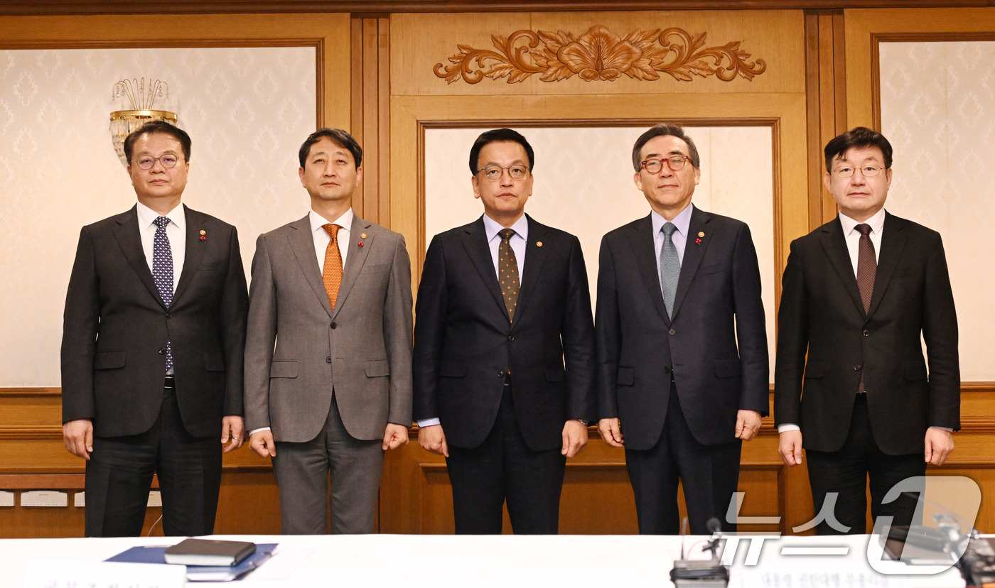 (서울=뉴스1) = 최상목 대통령 권한대행 부총리 겸 기획재정부 장관이 21일 서울 종로구 정부서울청사에서 열린 대외 경제 현안 간담회에 앞서 기념사진을 찍고 있다.왼쪽부터 방기선 …