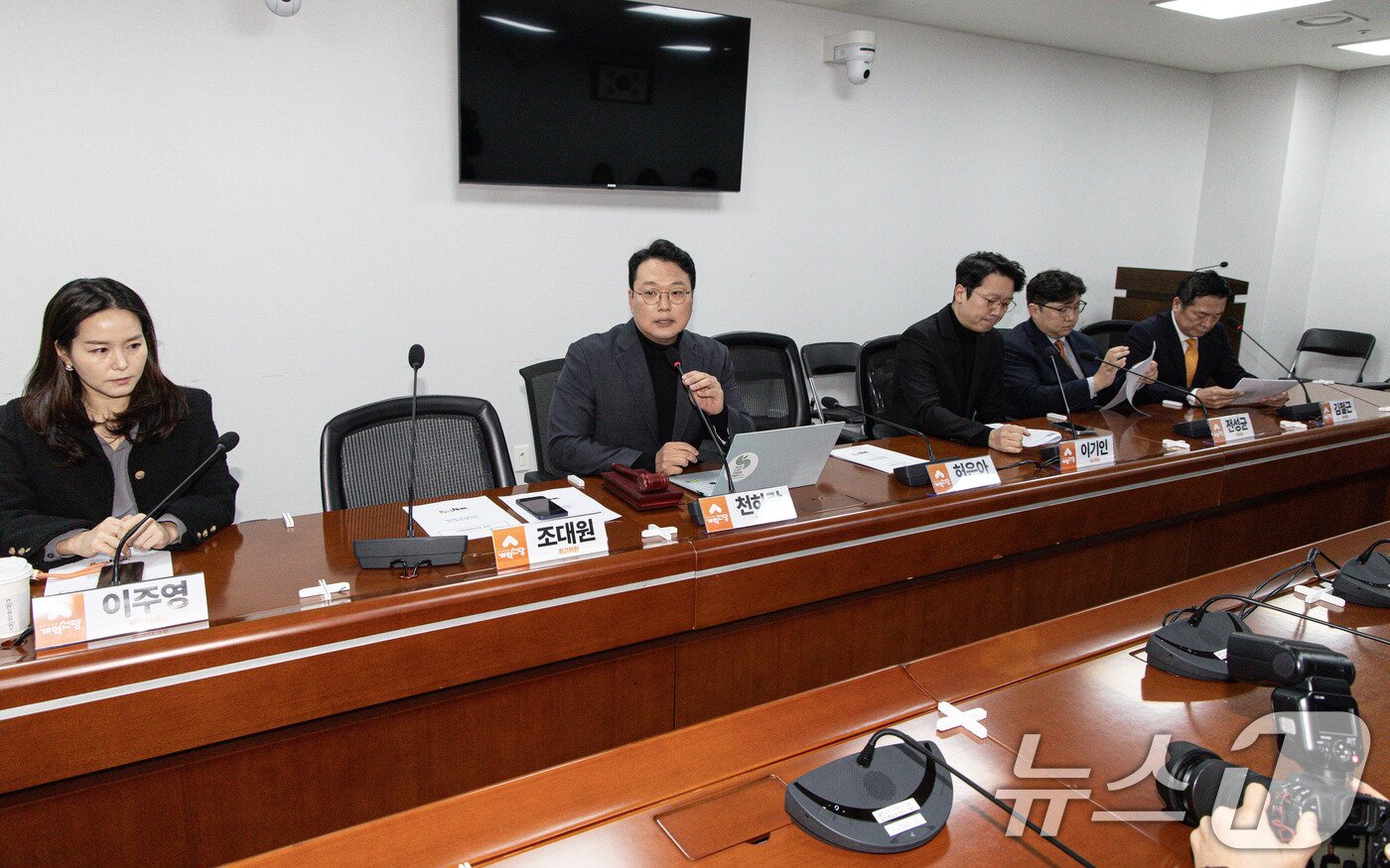 본문 이미지 - 천하람 개혁신당 원내대표가 21일 오전 서울 여의도 국회 의원회관에서 열린 긴급 최고위원회의에서 발언하고 있다. 2025.1.21/뉴스1 ⓒ News1 이재명 기자