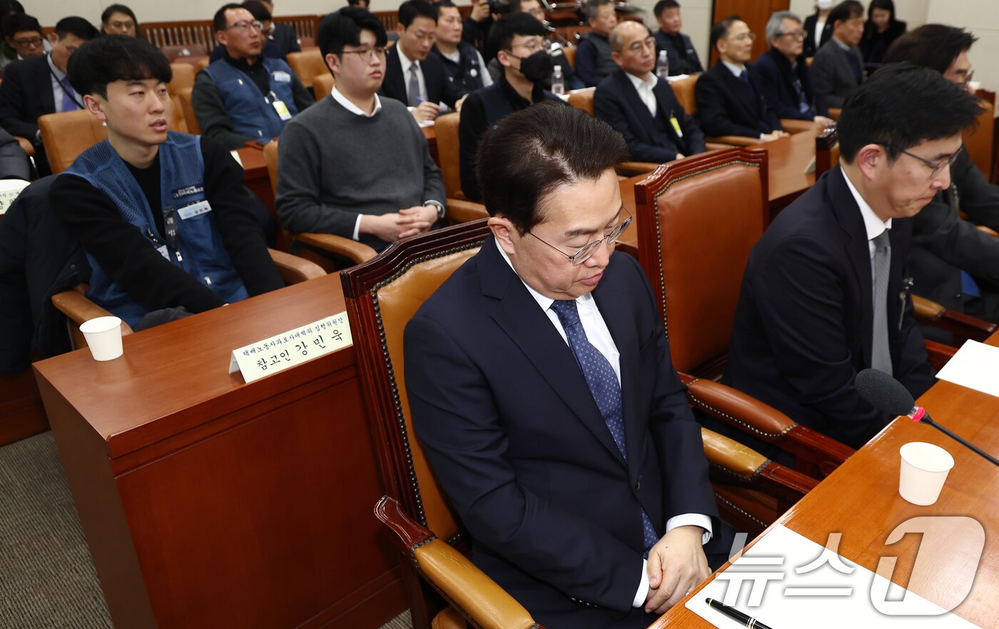 본문 이미지 - 강한승 쿠팡㈜ 대표&#40;앞줄 왼쪽&#41;가 21일 오전 서울 여의도 국회 환경노동위원회에서 열린 쿠팡 택배노동자 근로 조건 개선·대유위니아그룹 임금체불 관련 청문회에 출석해 굳은 표정으로 자리하고 있다. 두번째줄 왼쪽은 강민욱 택배노동자과로사대책위 집행위원장. 2025.1.21/뉴스1 ⓒ News1 김민지 기자