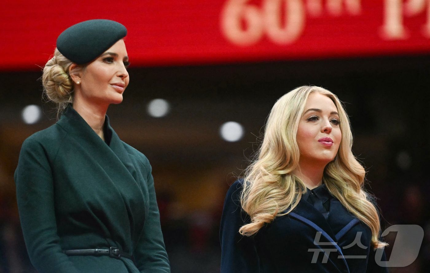 본문 이미지 - 도널드 트럼프 미국 대통령의 딸 이방카(왼쪽)와 티파니(오른쪽)가 20일(현지시간) 워싱턴DC '캐피털 원 아레나'에서 열린 취임 축하 퍼레이드에 참석을 하고 있다. 2025.01.21 ⓒ AFP=뉴스1 ⓒ News1 우동명 기자