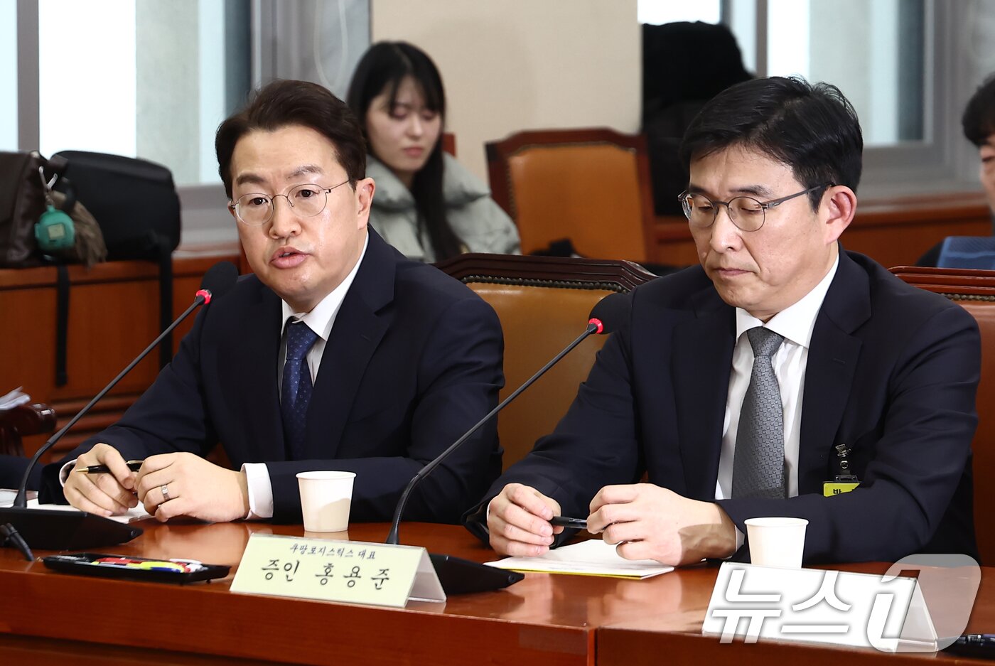 본문 이미지 - 강한승 쿠팡㈜ 대표가 21일 오전 서울 여의도 국회 환경노동위원회에서 열린 쿠팡 택배노동자 근로 조건 개선·대유위니아그룹 임금체불 관련 청문회에서 의원 질의에 답변하고 있다. 오른쪽은 홍용준 쿠팡로지스틱스 대표. 2025.1.21/뉴스1 ⓒ News1 김민지 기자