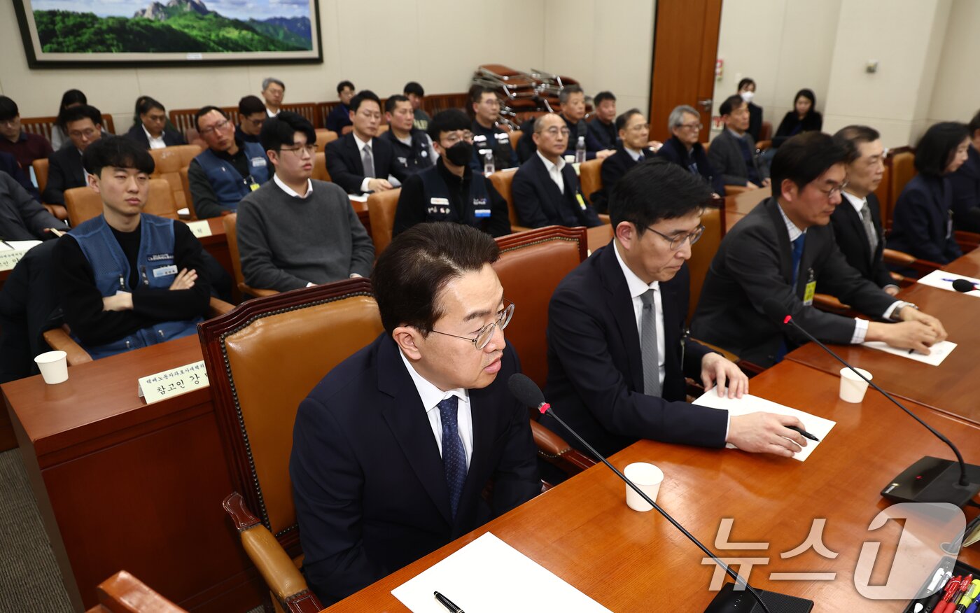 본문 이미지 - 강한승 쿠팡㈜ 대표&#40;앞줄 왼쪽&#41;가 21일 오전 서울 여의도 국회 환경노동위원회에서 열린 쿠팡 택배노동자 근로 조건 개선·대유위니아그룹 임금체불 관련 청문회에 출석해 의원 질의에 답변하고 있다. 2025.1.21/뉴스1 ⓒ News1 김민지 기자