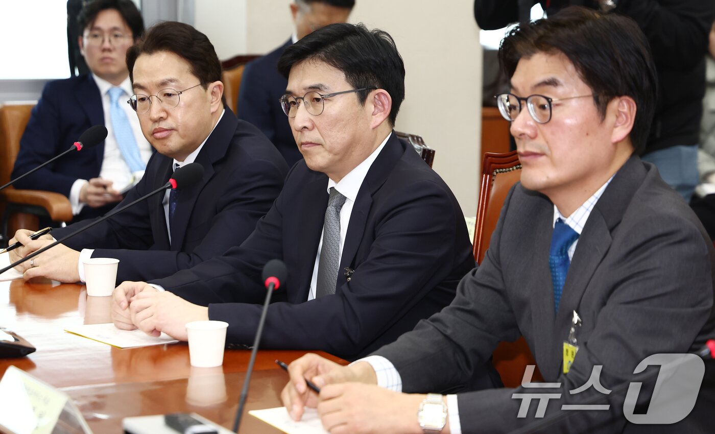 본문 이미지 - 강한승 쿠팡㈜ 대표&#40;왼쪽부터&#41;, 홍용준 쿠팡로지스틱스 대표, 정종철 쿠팡풀필먼트서비스 대표가 21일 오전 서울 여의도 국회 환경노동위원회에서 열린 쿠팡 택배노동자 근로 조건 개선·대유위니아그룹 임금체불 관련 청문회에 출석, 쿠팡 3사&#40;쿠팡, CFS, CLS&#41;의 산업재해율 관련 자료를 보고 있다. 2025.1.21/뉴스1 ⓒ News1 김민지 기자