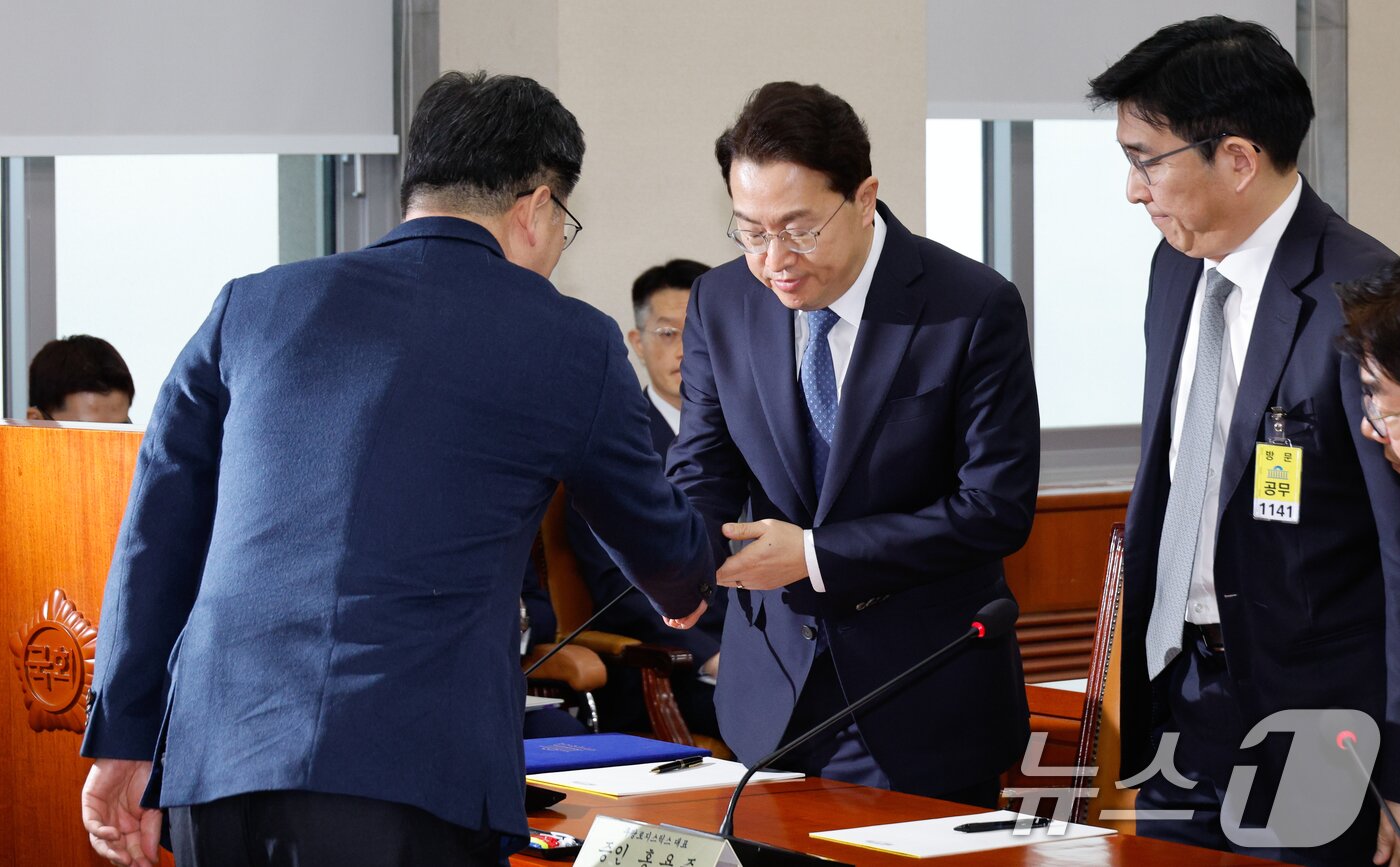 본문 이미지 - 강한승 쿠팡 대표가 21일 서울 여의도 국회 환경노동위원회에서 열린 쿠팡 택배노동자 심야노동 등 근로조건 개선·대유위니아그룹 임금체불 관련 청문회에 출석해 안호영 환노위원장과 악수하고 있다. 2025.1.21/뉴스1 ⓒ News1 안은나 기자