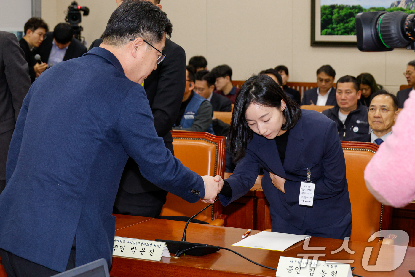 안호영 위원장과 악수하는 박은진 부사장 - 뉴스1