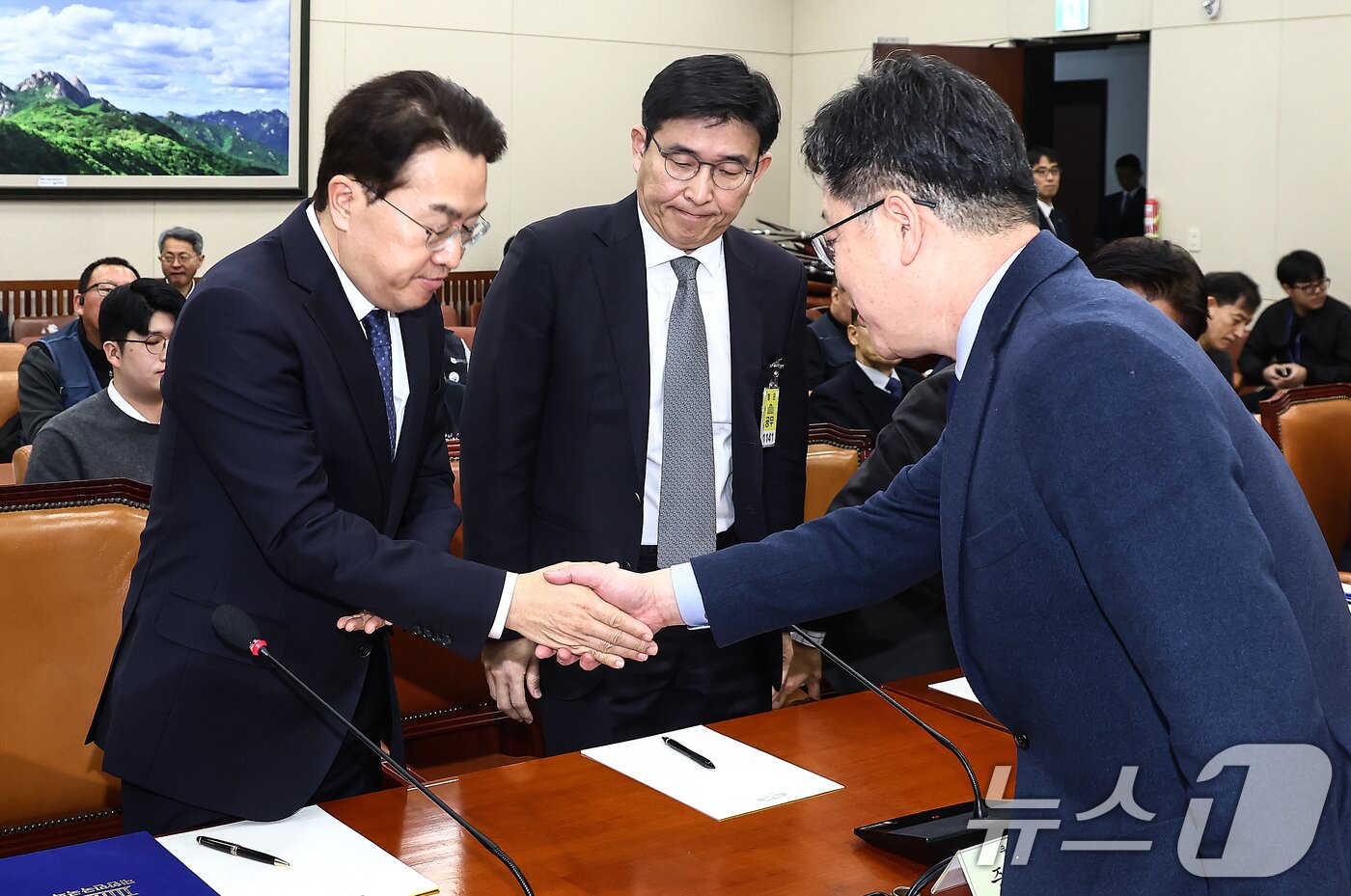 본문 이미지 - 강한승 쿠팡㈜ 대표가 21일 서울 여의도 국회 환경노동위원회에서 열린 쿠팡 택배노동자 심야노동 등 근로조건 개선·대유위니아그룹 임금체불 관련 청문회에 출석, 안호영 환노위원장과 악수하고 있다. 2025.1.21/뉴스1 ⓒ News1 김민지 기자