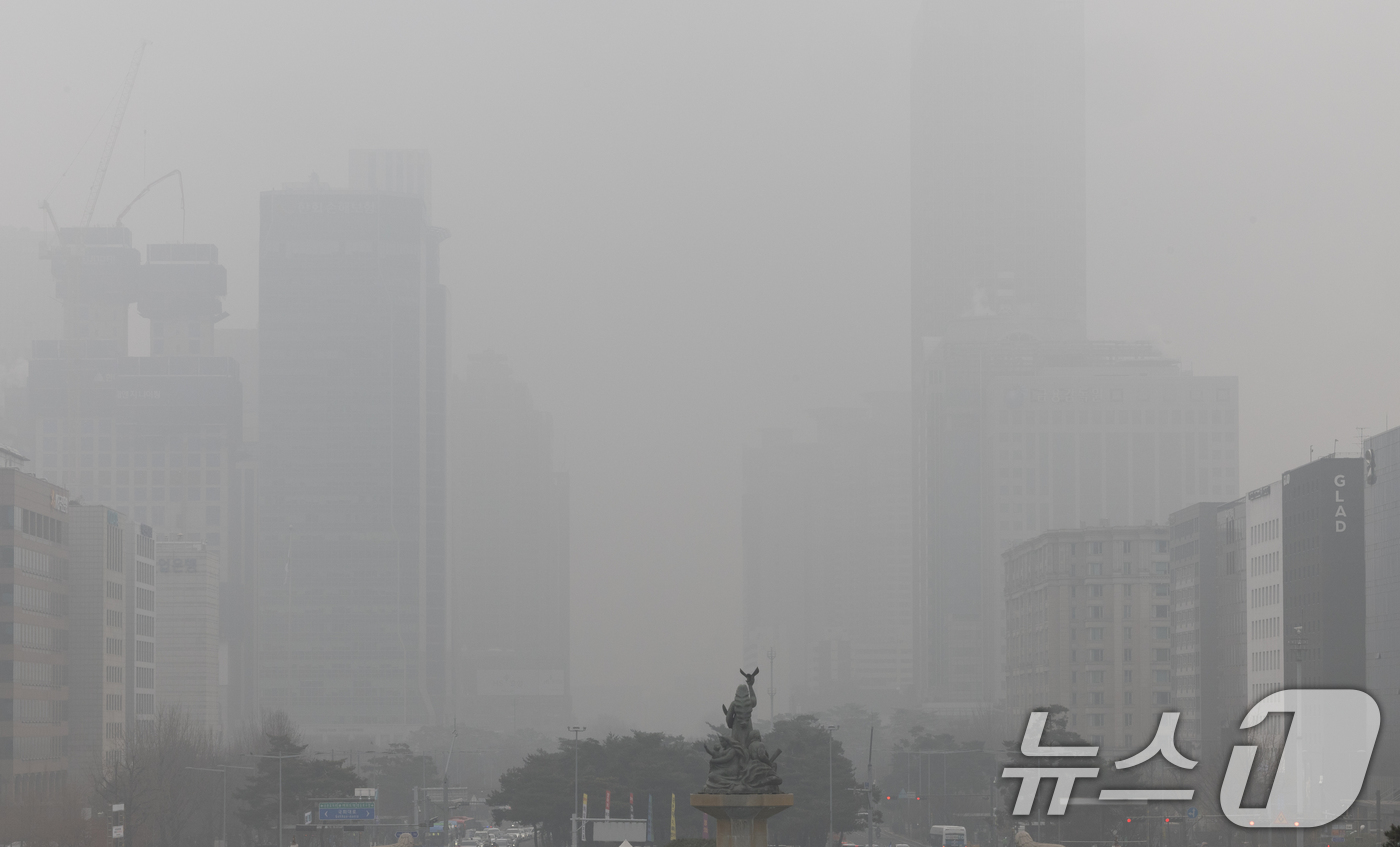 (서울=뉴스1) 이재명 기자 = 수도권에 이번 겨울 첫 고농도 미세먼지 비상저감조치가 시행된 21일 서울  국회에서 바라본 여의도 일대가 뿌옇게 보이고 있다. 2025.1.21/뉴 …