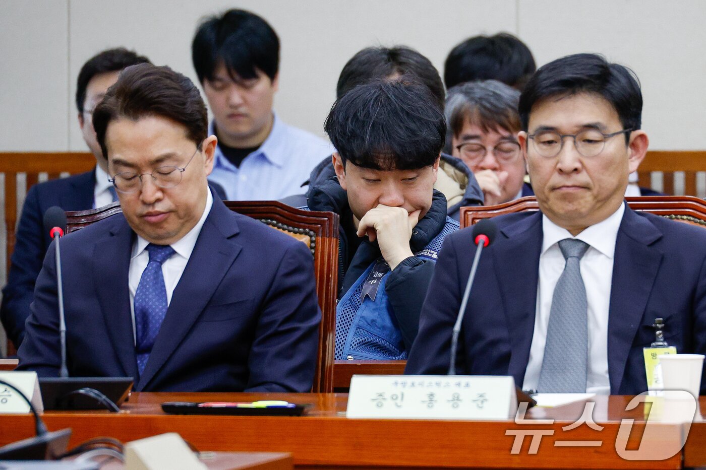 본문 이미지 - 강한승 쿠팡 대표&#40;앞줄 왼쪽&#41;와 홍용준 쿠팡로지스틱스 대표가 21일 서울 여의도 국회 환경노동위원회에서 열린 쿠팡 택배노동자 심야노동 등 근로조건 개선을 위한 청문회에 출석하고 있다. 두번째줄은 강민욱 택배노동자과로사대책위 집행위원장. 2025.1.21/뉴스1 ⓒ News1 안은나 기자