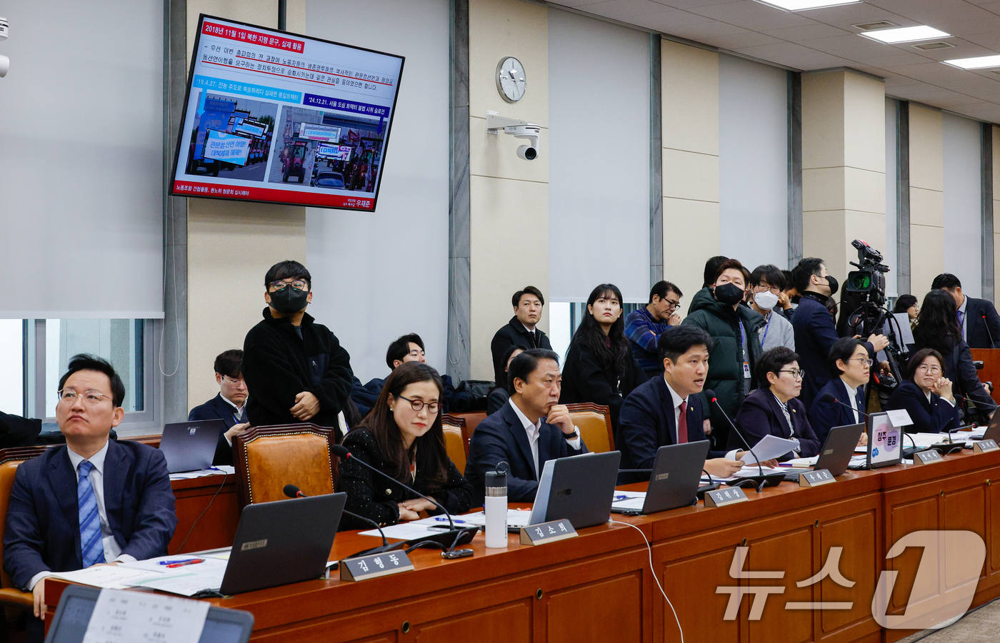 (서울=뉴스1) 안은나 기자 = 우재준 국민의힘 의원이 21일 서울 여의도 국회 환경노동위원회에서 열린 쿠팡 택배노동자 심야노동 등 근로조건 개선·대유위니아그룹 임금체불 관련 청문 …