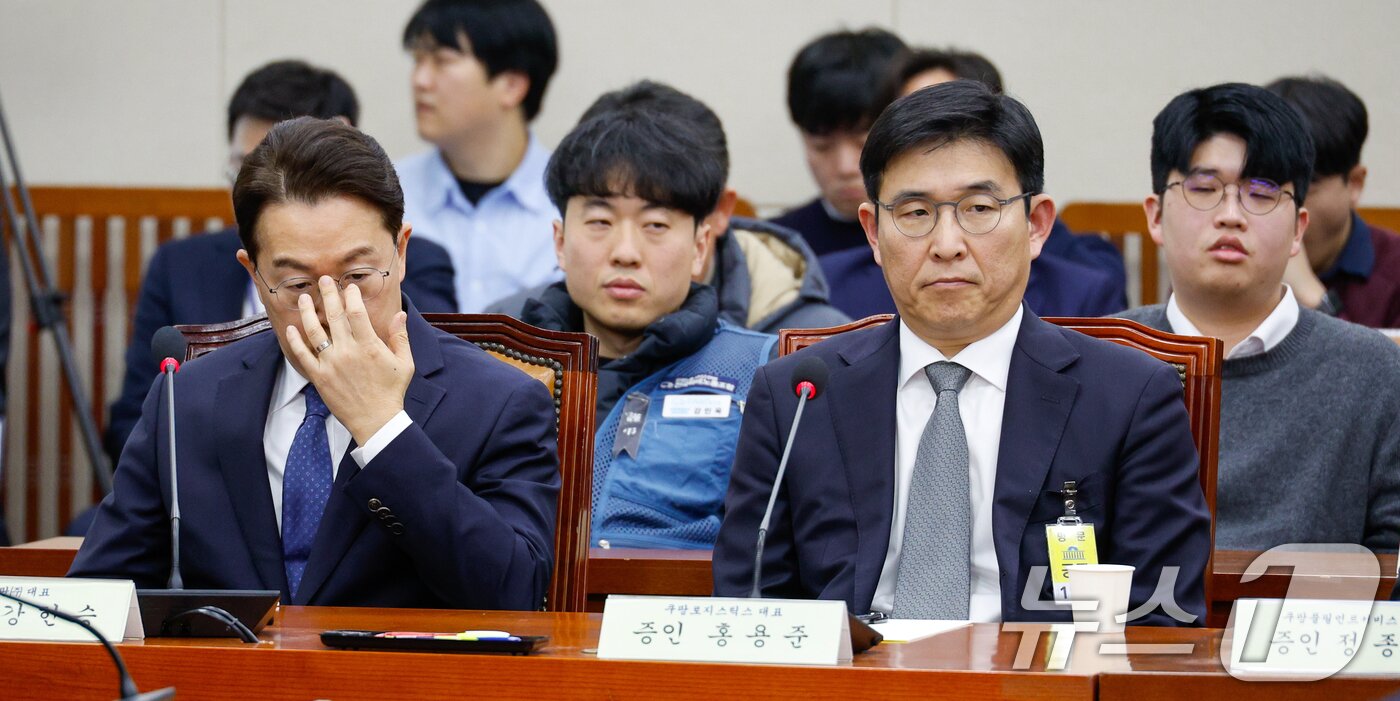 본문 이미지 - 강한승 쿠팡 대표&#40;앞줄 왼쪽&#41;와 홍용준 쿠팡로지스틱스 대표가 21일 서울 여의도 국회 환경노동위원회에서 열린 쿠팡 택배노동자 심야노동 등 근로조건 개선을 위한 청문회에 출석하고 있다. 두번째줄 왼쪽부터 강민욱 택배노동자과로사대책위 집행위원장, 쿠팡 블랙리스트 제보자 김준호 씨. 2025.1.21/뉴스1 ⓒ News1 안은나 기자