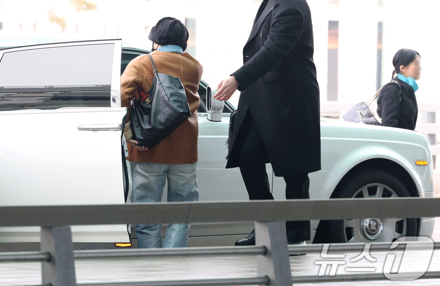 (인천공항=뉴스1) 권현진 기자 = 빅뱅 지드래곤(GD,권지용)이 프랑스 파리로 출국하기 위해 21일 인천국제공항에 도착해 고급 세단에서 내리고 있다. 2025.1.21/뉴스1