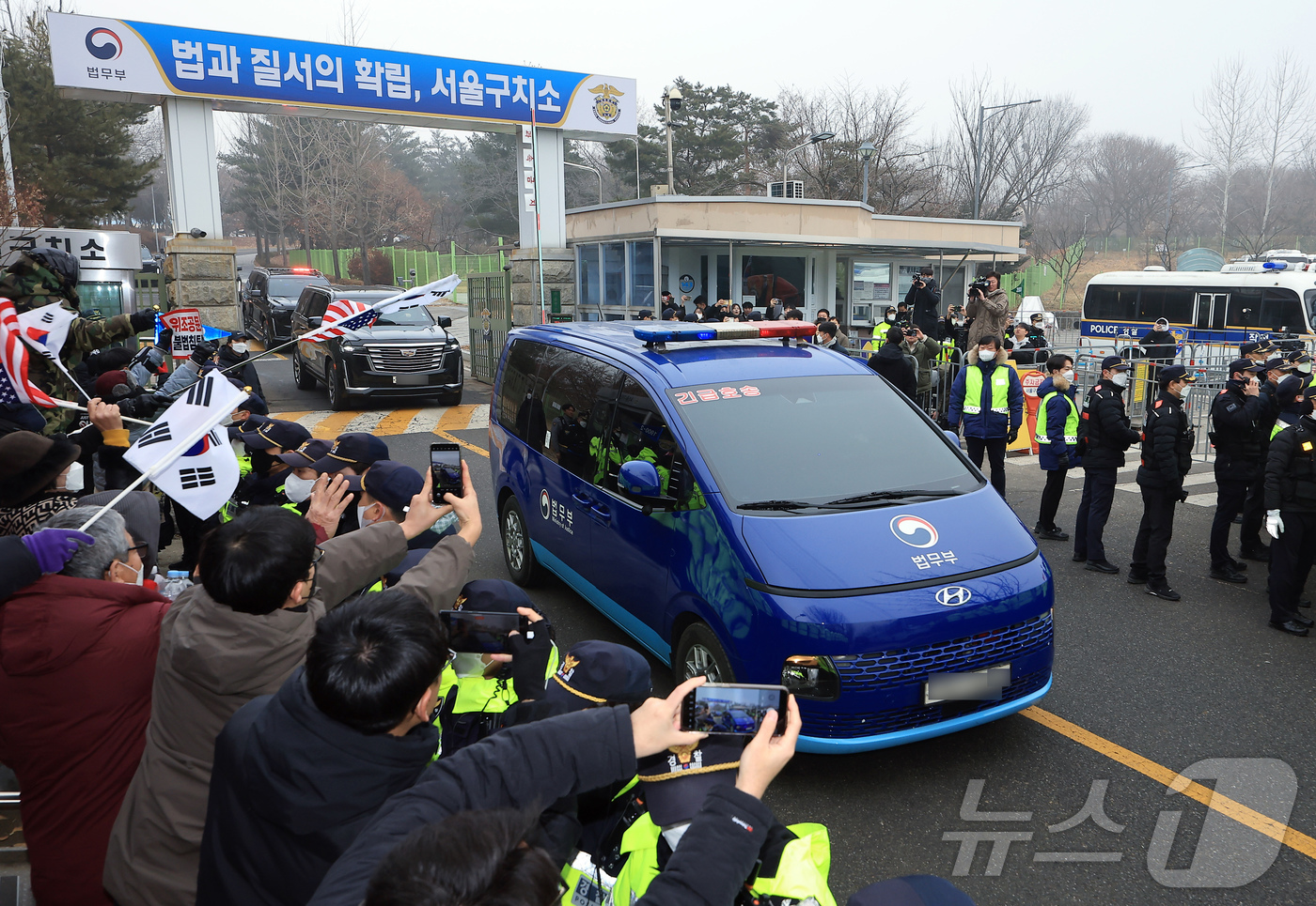 (의왕=뉴스1) 박정호 기자 = 21일 오후 경기도 의왕시 서울구치소에서 윤석열 대통령이 탄 법무부 호송차량이 대통령경호처 호송을 받으며 헌법재판소로 출발하고 있다.구속영장 발부로 …