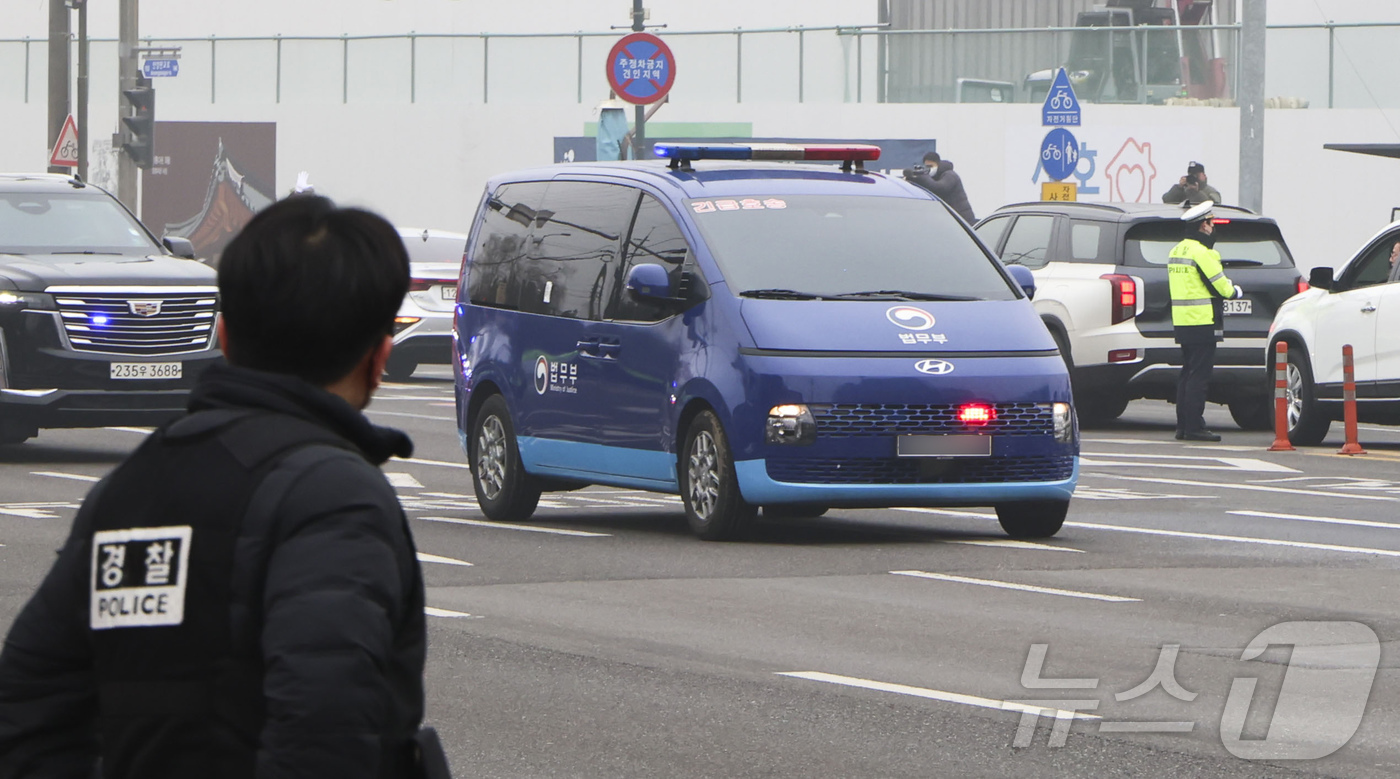 (의왕=뉴스1) 박정호 기자 = 21일 오후 경기도 의왕시 서울구치소에서 윤석열 대통령이 탄 법무부 호송차량이 대통령경호처 호송을 받으며 헌법재판소로 출발하고 있다.구속영장 발부로 …