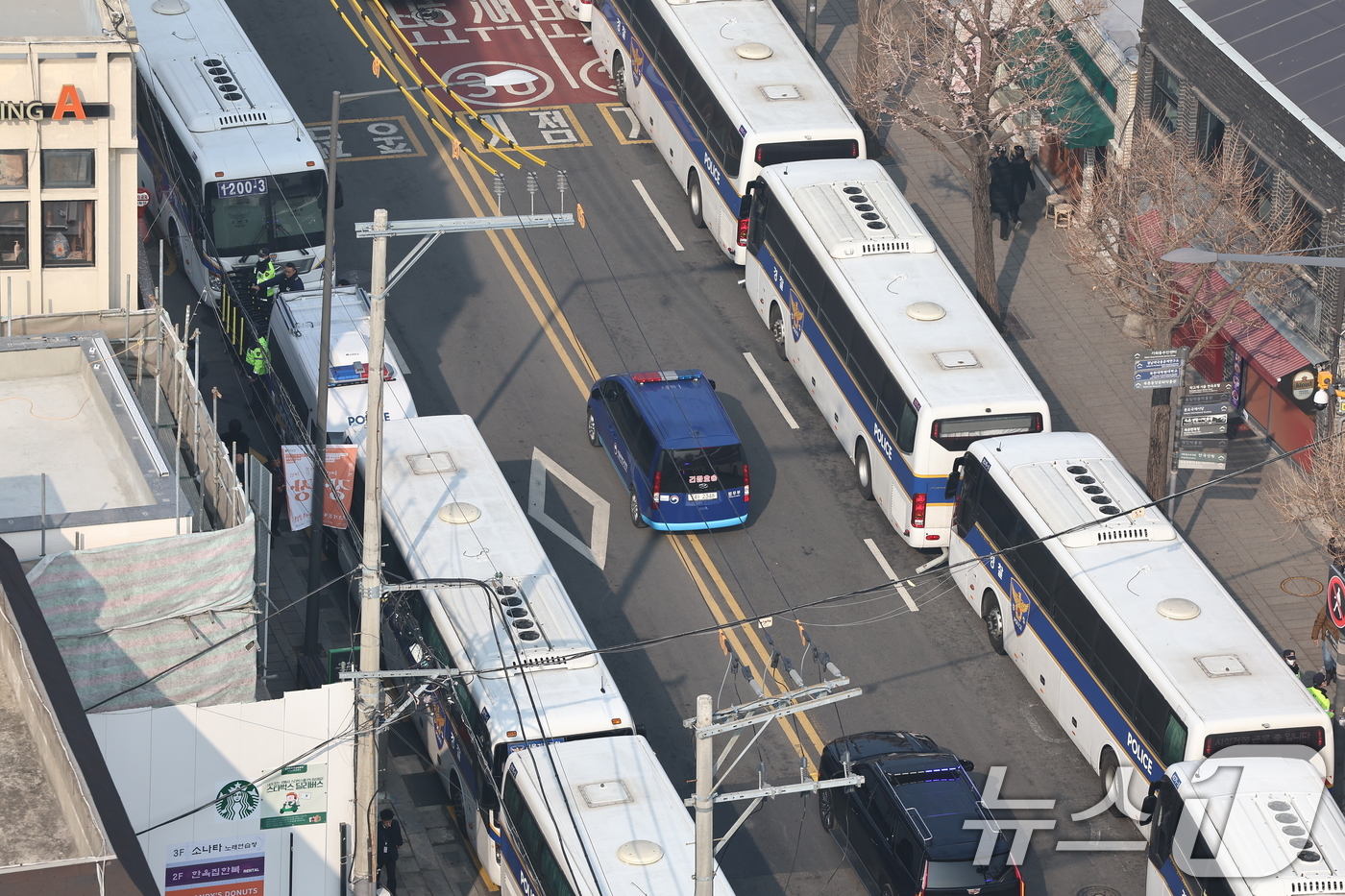 (서울=뉴스1) 김도우 기자 = 윤석열 대통령이 탑승한 법무부 호송차량이 21일 윤 대통령 탄핵 심판 3차변론기일이 열리는 서울 종로구 헌법재판소로 향하고 있다. 2025.1.21 …