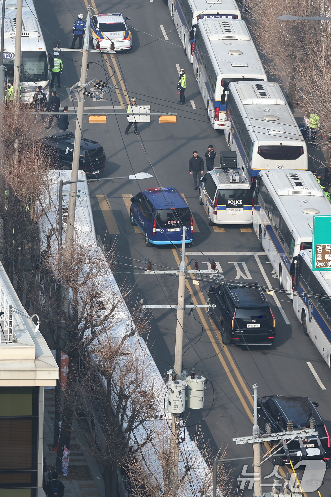 (서울=뉴스1) 김도우 기자 = 윤석열 대통령 호송차량 행렬이 21일 윤 대통령 탄핵 심판 3차변론기일이 열리는 서울 종로구 헌법재판소로 향하고 있다. 2025.1.21/뉴스1