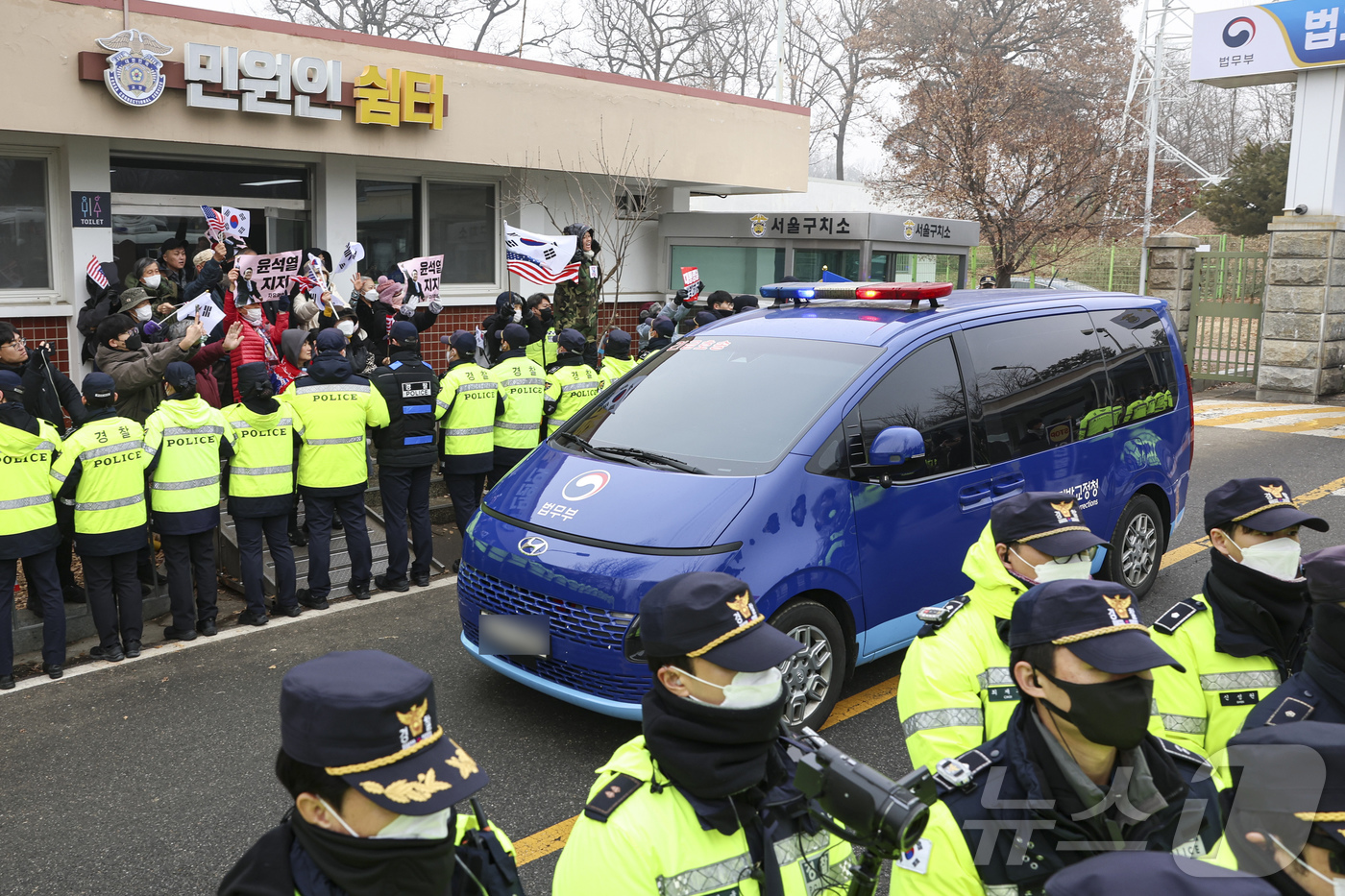 (의왕=뉴스1) 박정호 기자 = 21일 오후 경기도 의왕시 서울구치소에서 윤석열 대통령이 탄 법무부 호송차량이 대통령경호처 호송을 받으며 헌법재판소로 출발하고 있다.구속영장 발부로 …