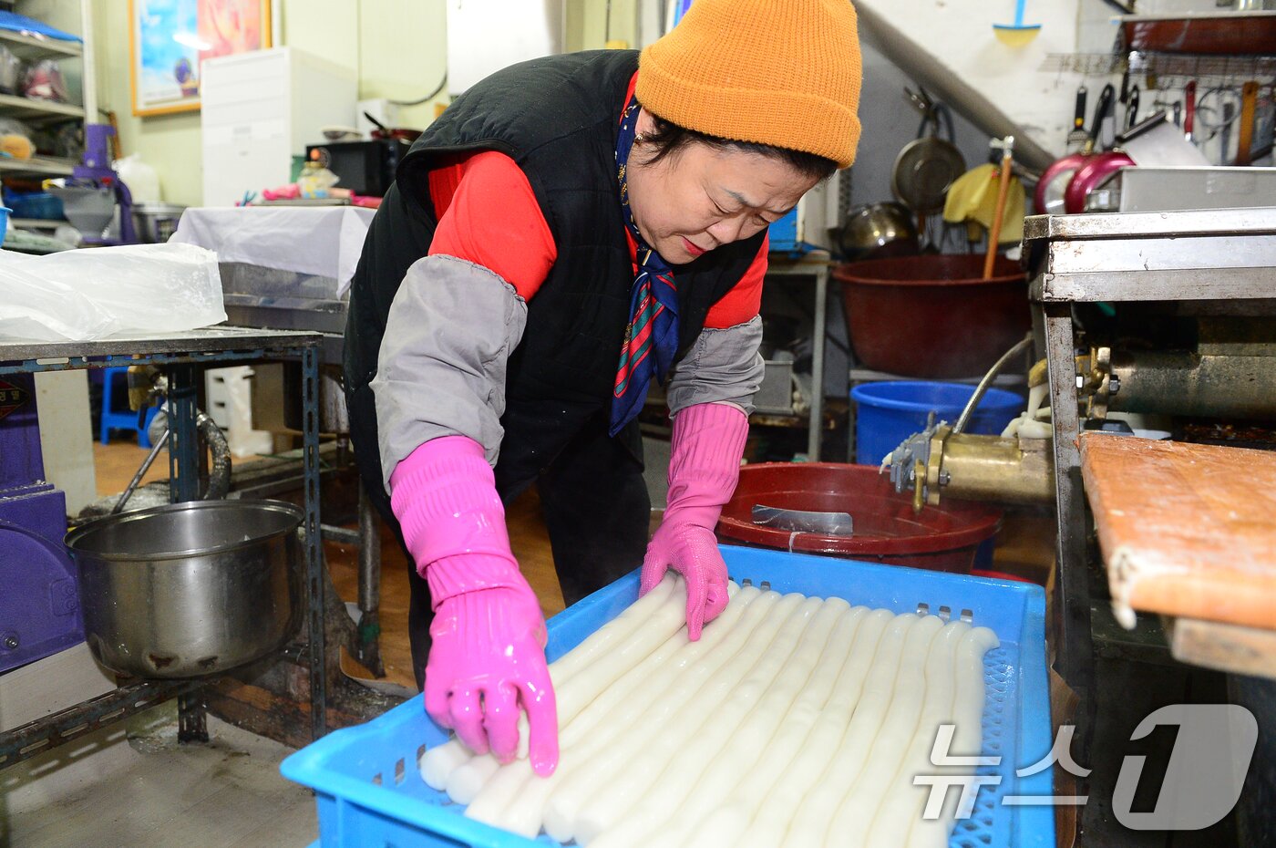 본문 이미지 - 설 연휴를 나흘 앞둔 21일 광주 동구 대인시장의 한 떡방앗간에서 상인이 가래떡을 가지런히 정리하고 있다. 2025.1.21/뉴스1 ⓒ News1 이승현 기자