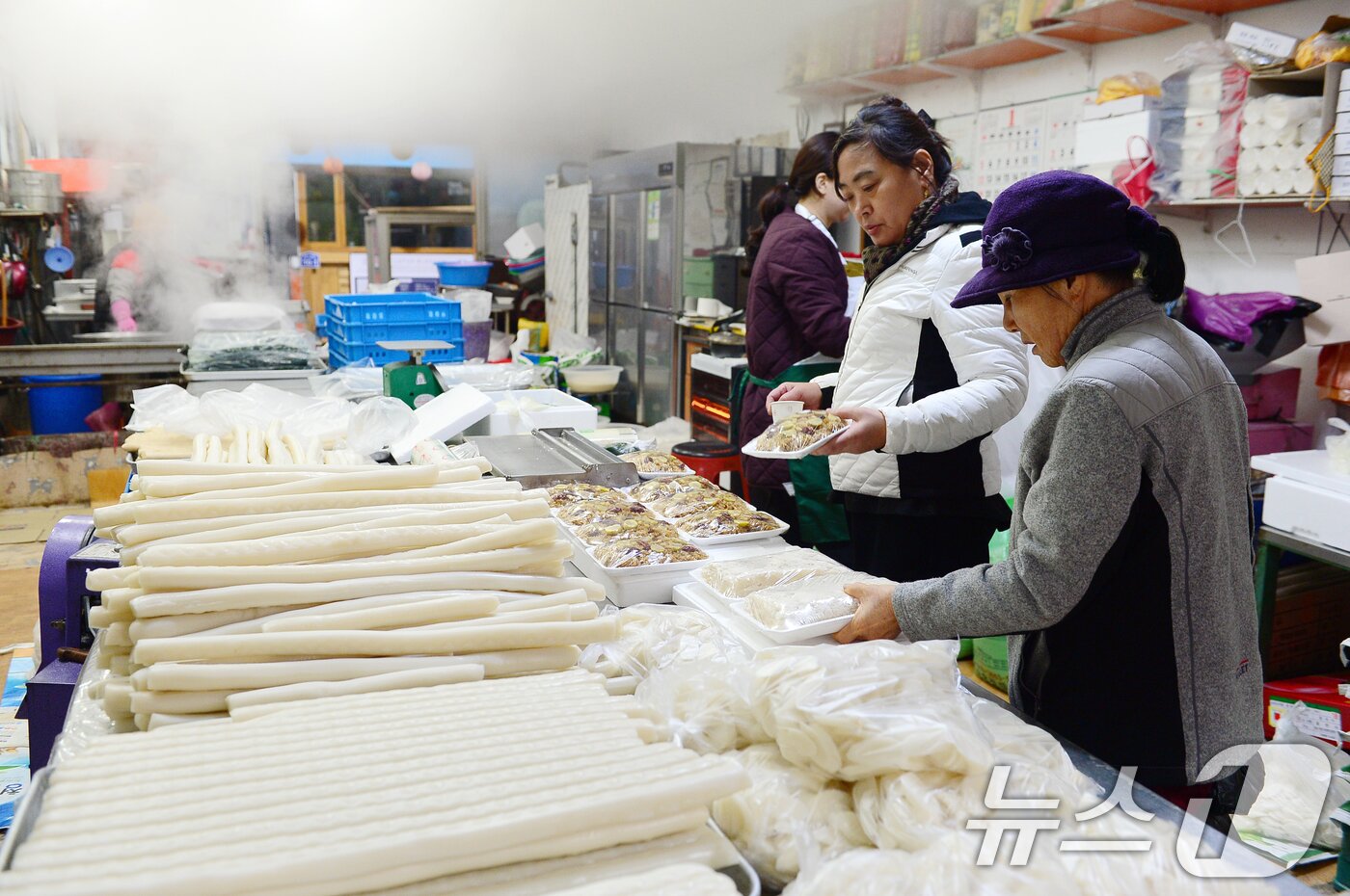본문 이미지 - 설 연휴를 나흘 앞둔 21일 광주 동구 대인시장의 한 떡방앗간에서 시민들이 떡국떡을 구매하고 있다. 2025.1.21/뉴스1 ⓒ News1 이승현 기자