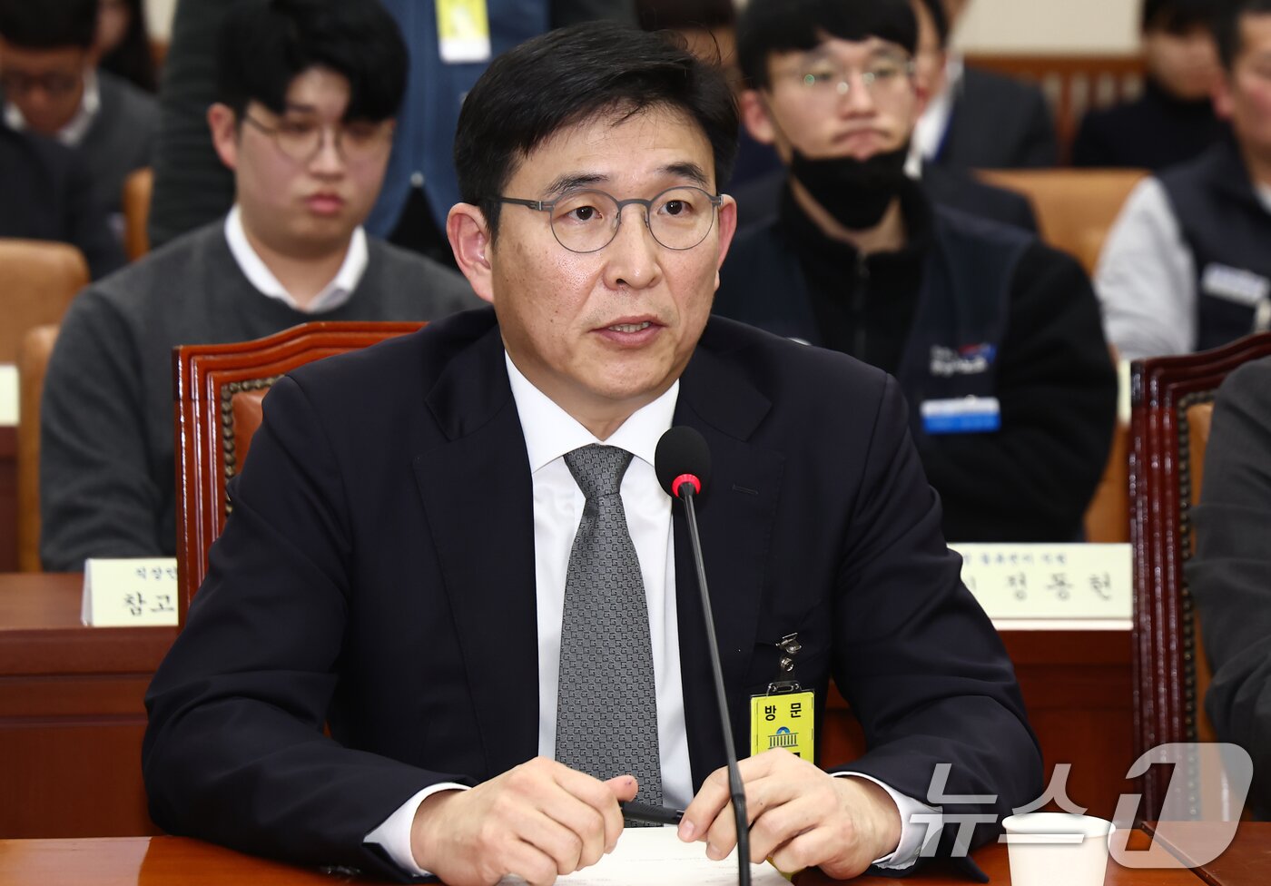본문 이미지 - 홍용준 쿠팡로지스틱스 대표가 21일 오전 서울 여의도 국회 환경노동위원회에서 열린 쿠팡 택배노동자 근로 조건 개선·대유위니아그룹 임금체불 관련 청문회에서 의원 질의에 답변하고 있다. 2025.1.21/뉴스1 ⓒ News1 김민지 기자