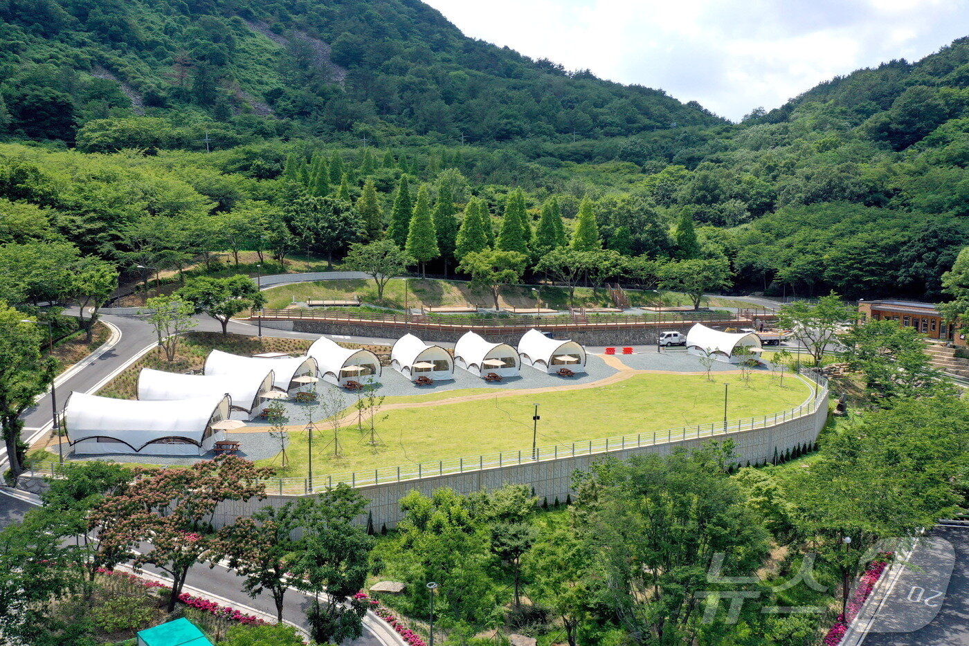 본문 이미지 - 월아산 숲속의 진주 글램핑장(진주시 제공).