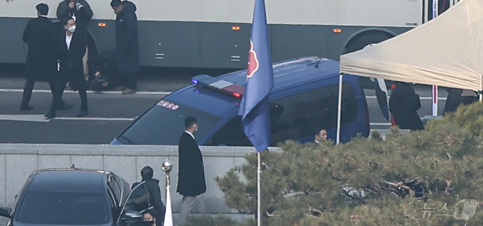 (서울=뉴스1) 김도우 기자 = 윤석열 대통령이 탑승한 법무부 호송차량이 21일 윤 대통령 탄핵 심판 3차변론기일이 열리는 서울 종로구 헌법재판소로 향하고 있다. 2025.1.21 …