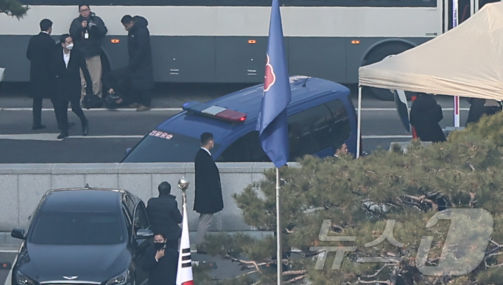 (서울=뉴스1) 김도우 기자 = 윤석열 대통령이 탑승한 법무부 호송차량이 21일 윤 대통령 탄핵 심판 3차변론기일이 열리는 서울 종로구 헌법재판소로 향하고 있다. 2025.1.21 …