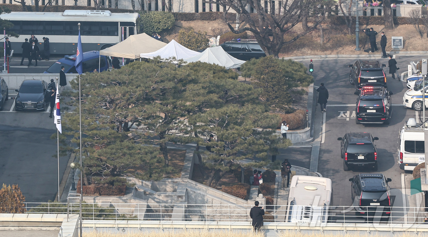 (서울=뉴스1) 김도우 기자 = 윤석열 대통령이 탑승한 법무부 호송차량이 21일 윤 대통령 탄핵 심판 3차변론기일이 열리는 서울 종로구 헌법재판소로 향하고 있다. 2025.1.21 …
