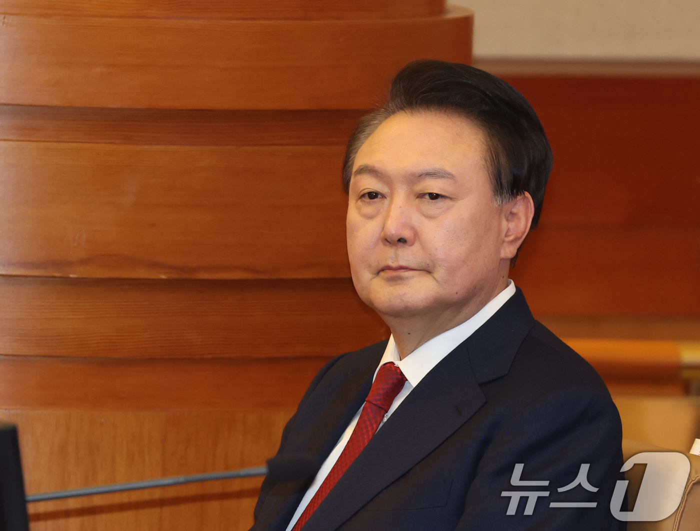 (서울=뉴스1) 사진공동취재단 = 윤석열 대통령이 21일 서울 종로구 헌법재판소에서 열린 탄핵심판 3차 변론기일에 출석하고 있다. 2025.1.21/뉴스1