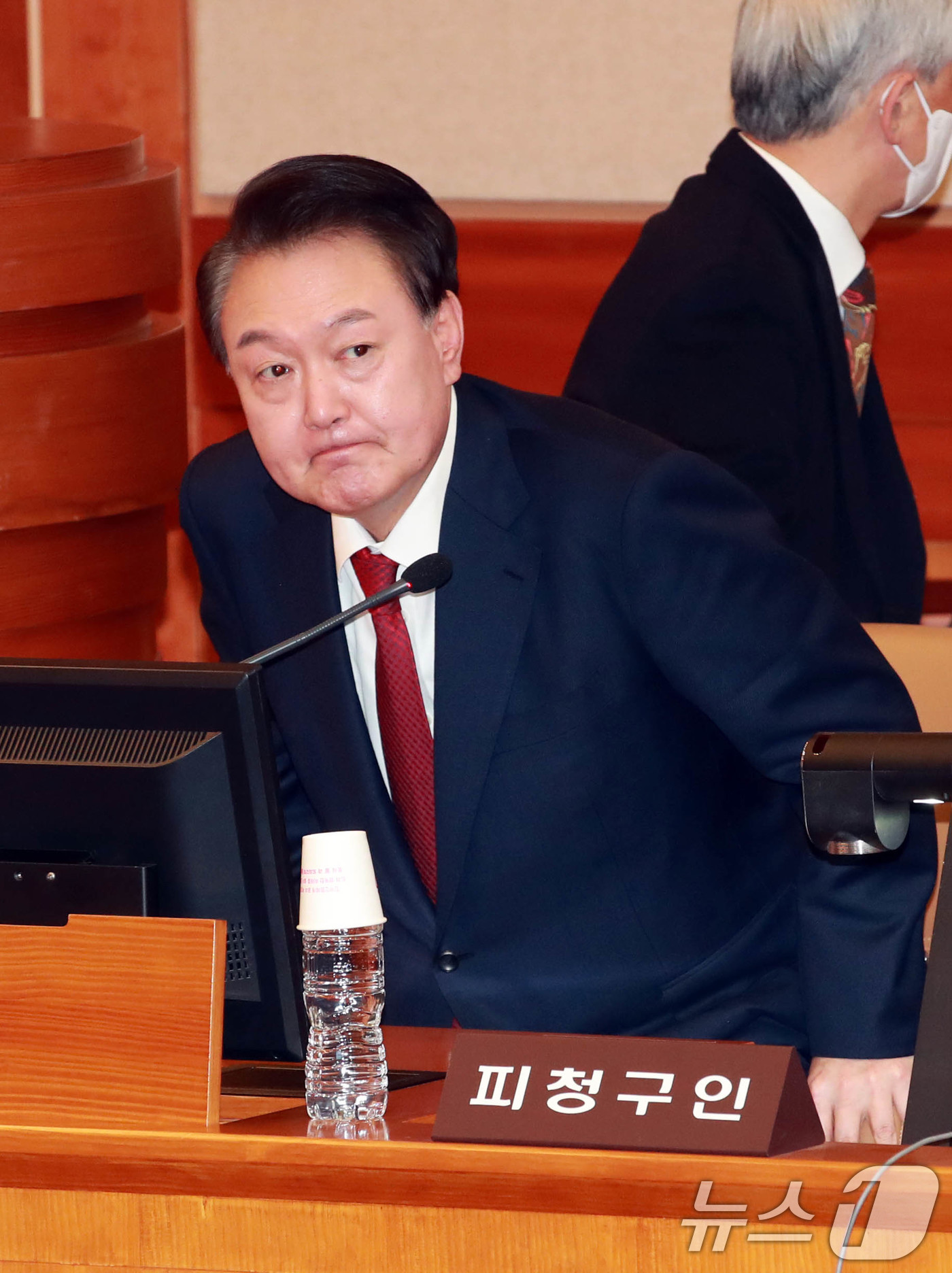 (서울=뉴스1) 사진공동취재단 = 윤석열 대통령이 21일 서울 종로구 헌법재판소에서 열린 탄핵심판 3차 변론기일에 출석하고 있다. 2025.1.21/뉴스1