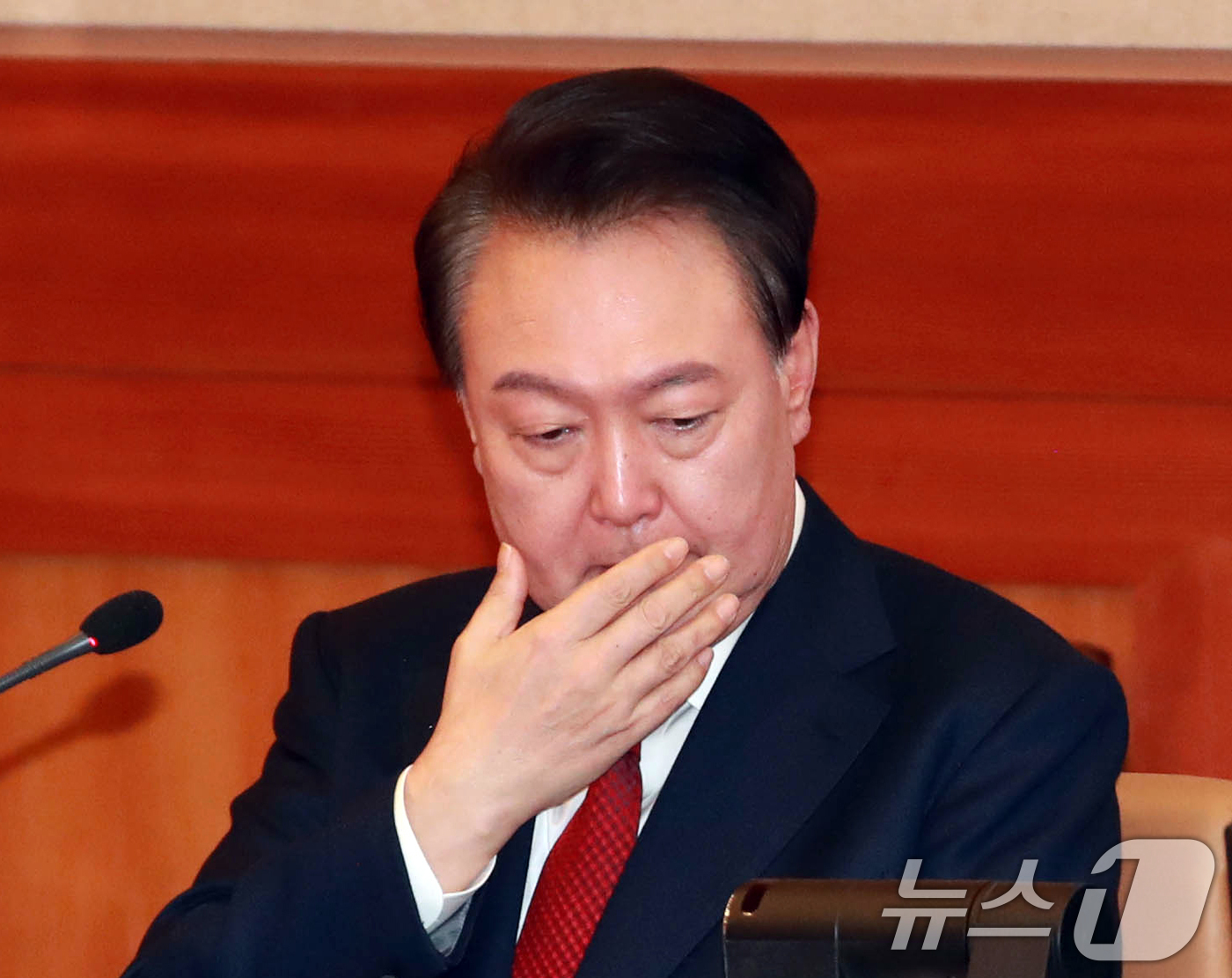 (서울=뉴스1) 사진공동취재단 = 윤석열 대통령이 21일 서울 종로구 헌법재판소에서 열린 탄핵심판 3차 변론기일에 출석하고 있다. 2025.1.21/뉴스1