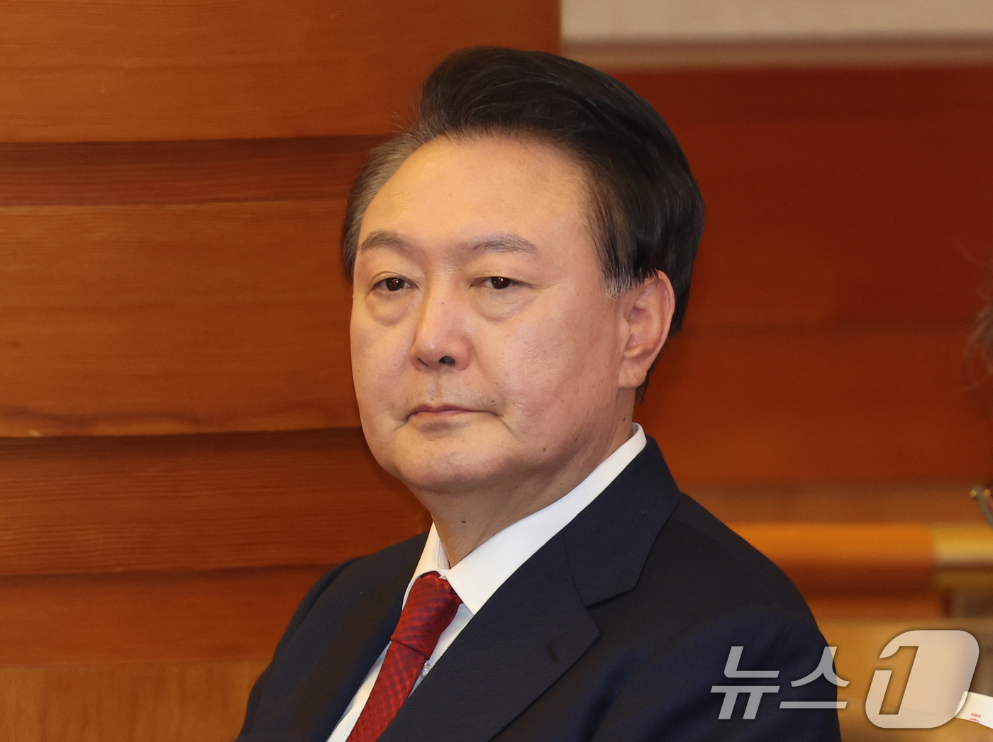 (서울=뉴스1) 사진공동취재단 = 윤석열 대통령이 21일 서울 종로구 헌법재판소에서 열린 탄핵심판 3차 변론기일에 출석하고 있다. 2025.1.21/뉴스1