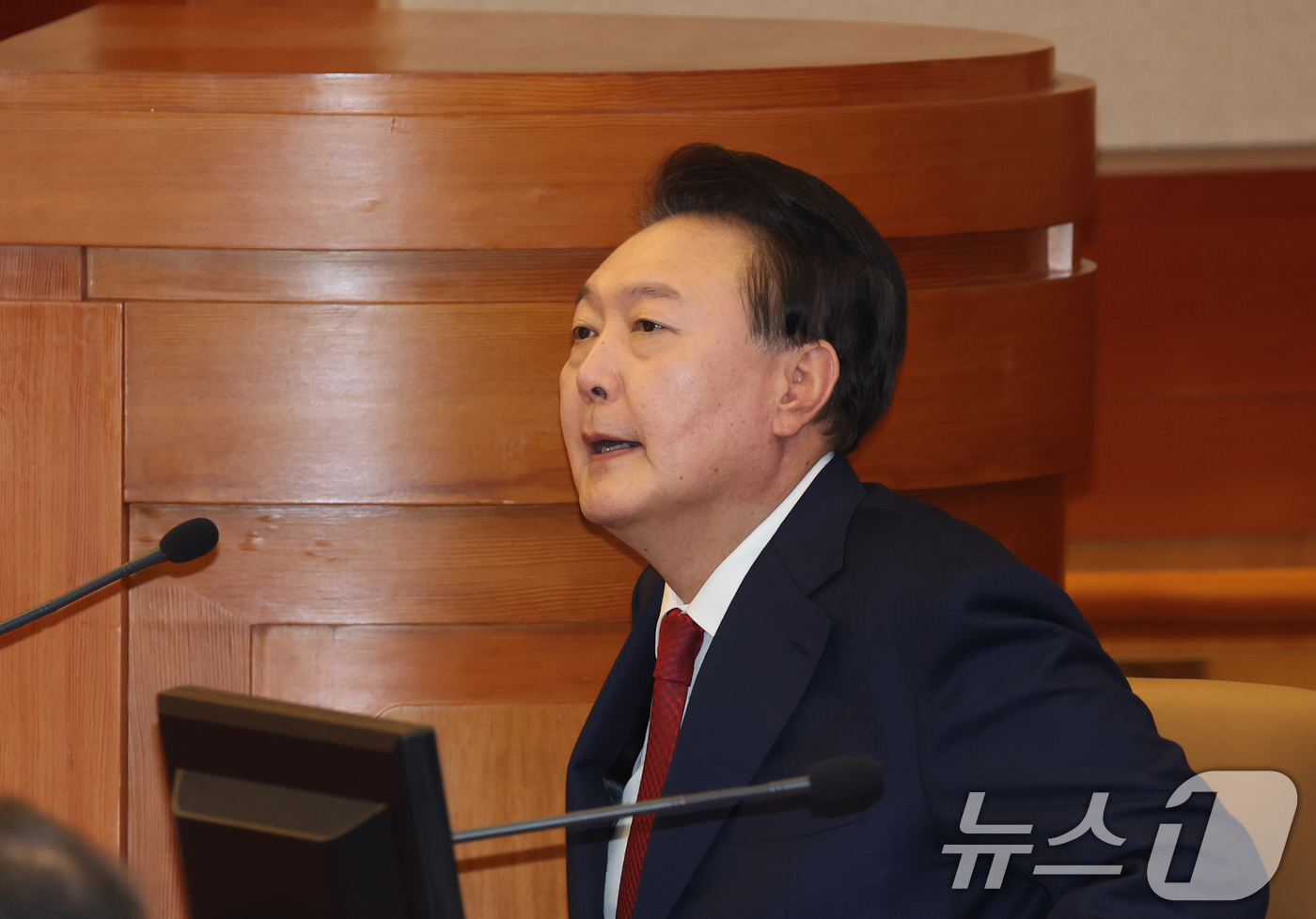 (서울=뉴스1) 사진공동취재단 = 윤석열 대통령이 21일 서울 종로구 헌법재판소에서 열린 탄핵심판 3차 변론기일에 출석하고 있다. 2025.1.21/뉴스1