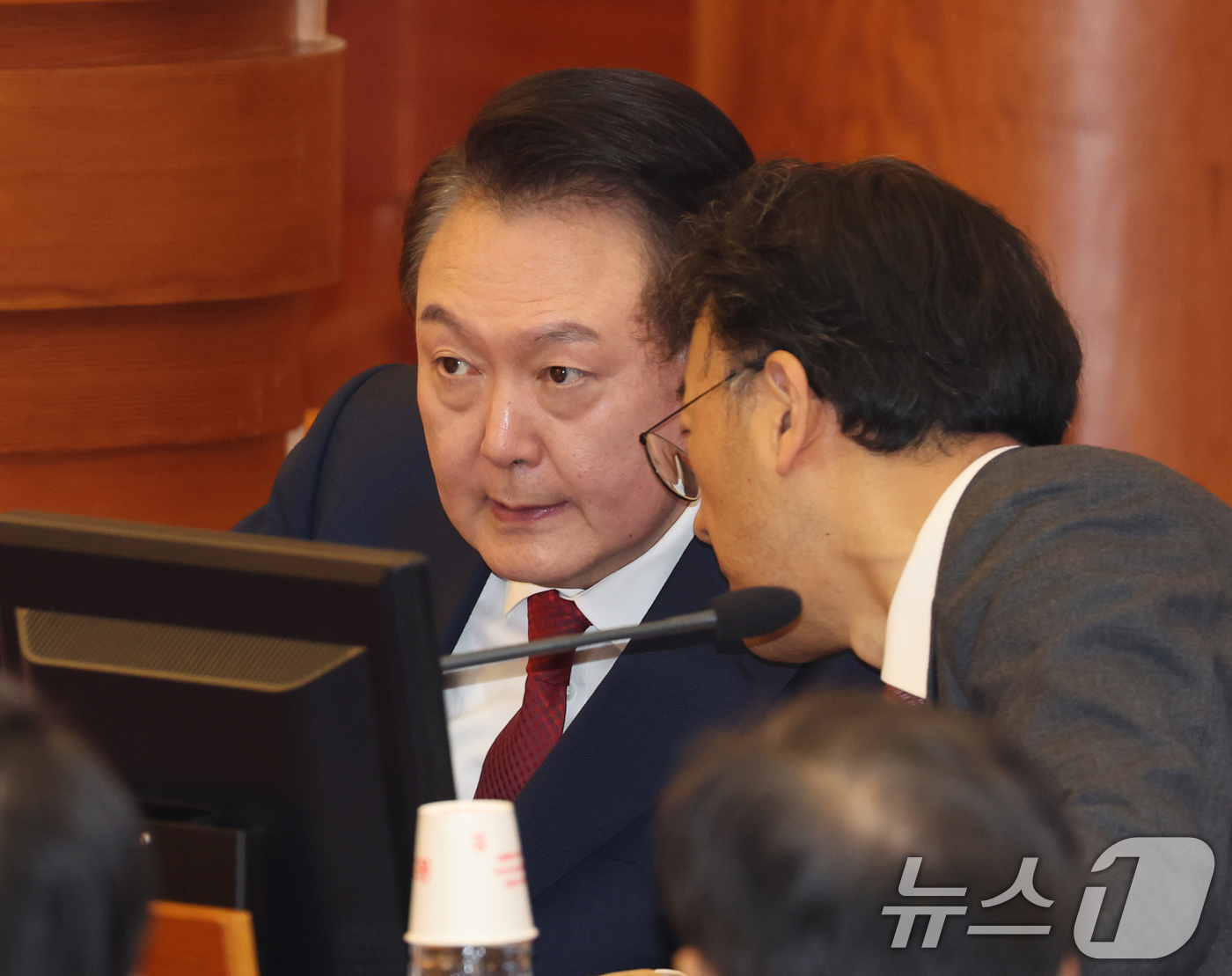 (서울=뉴스1) 사진공동취재단 = 윤석열 대통령이 21일 서울 종로구 헌법재판소에서 열린 탄핵심판 3차 변론기일에 출석해 변호인과 대화를 하고 있다. 2025.1.21/뉴스1