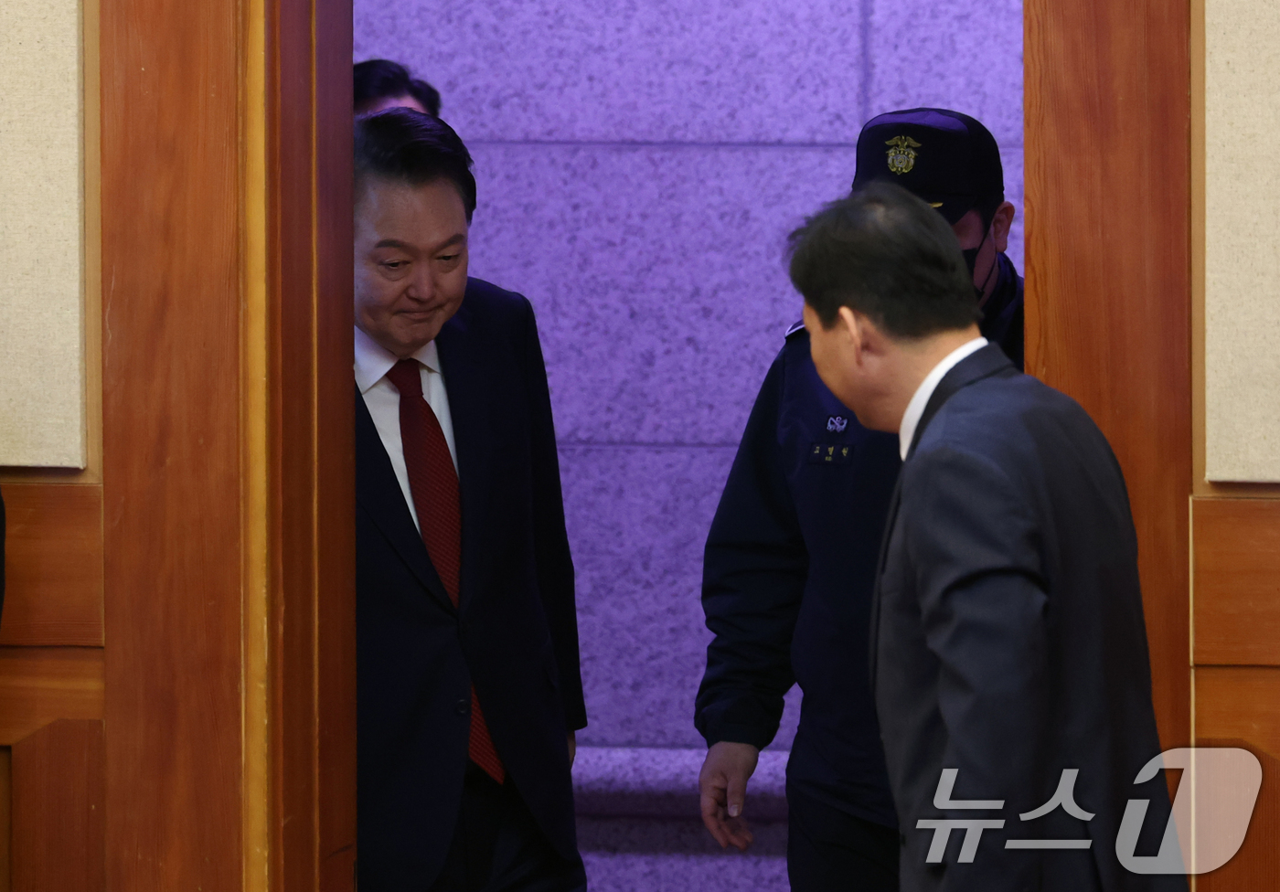 (서울=뉴스1) 사진공동취재단 = 윤석열 대통령이 21일 서울 종로구 헌법재판소에서 열린 탄핵심판 3차 변론기일에 출석하고 있다. 2025.1.21/뉴스1