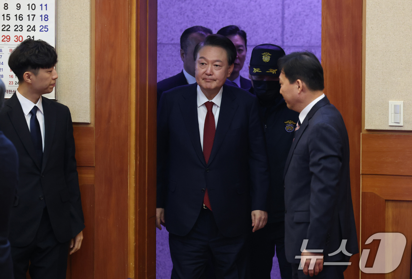 (서울=뉴스1) 사진공동취재단 = 윤석열 대통령이 21일 서울 종로구 헌법재판소에서 열린 탄핵심판 3차 변론기일에 출석하고 있다. 2025.1.21/뉴스1