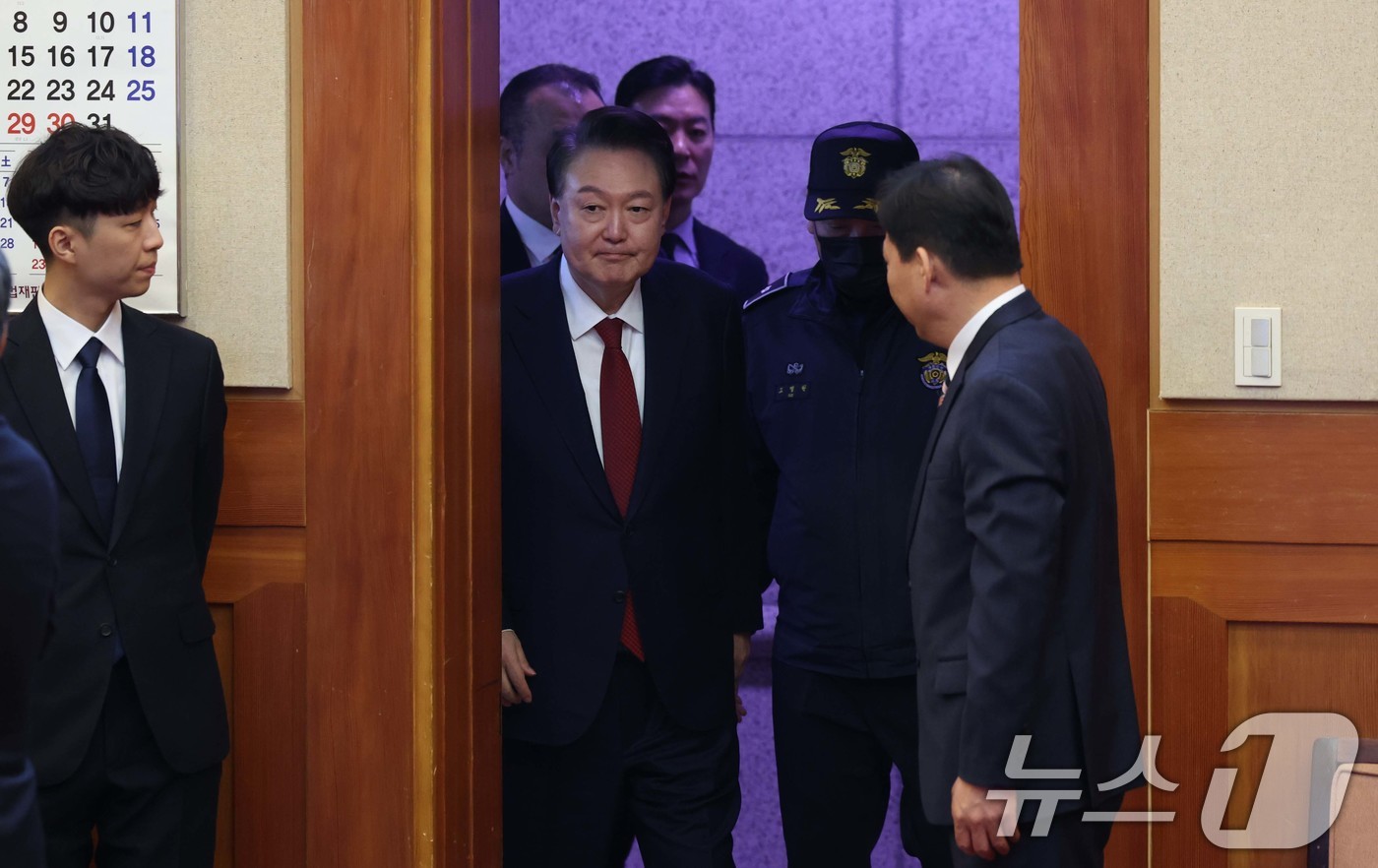 (서울=뉴스1) 사진공동취재단 = 윤석열 대통령이 21일 서울 종로구 헌법재판소에서 열린 탄핵심판 3차 변론기일에 출석하고 있다. 2025.1.21/뉴스1