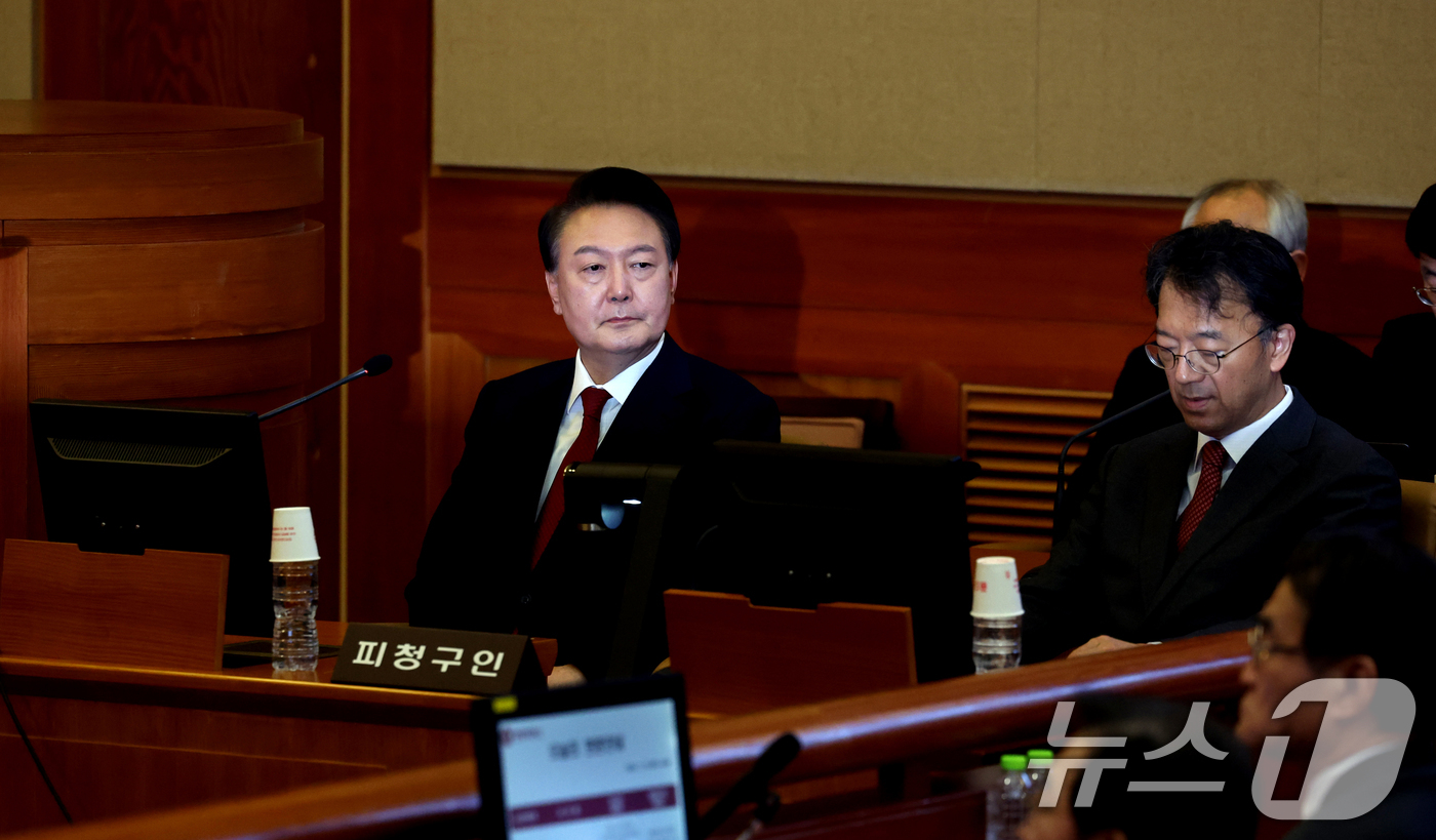 (서울=뉴스1) 사진공동취재단 = 윤석열 대통령이 21일 서울 종로구 헌법재판소에서 열린 탄핵심판 3차 변론기일에 출석해 있다. 2025.1.21/뉴스1