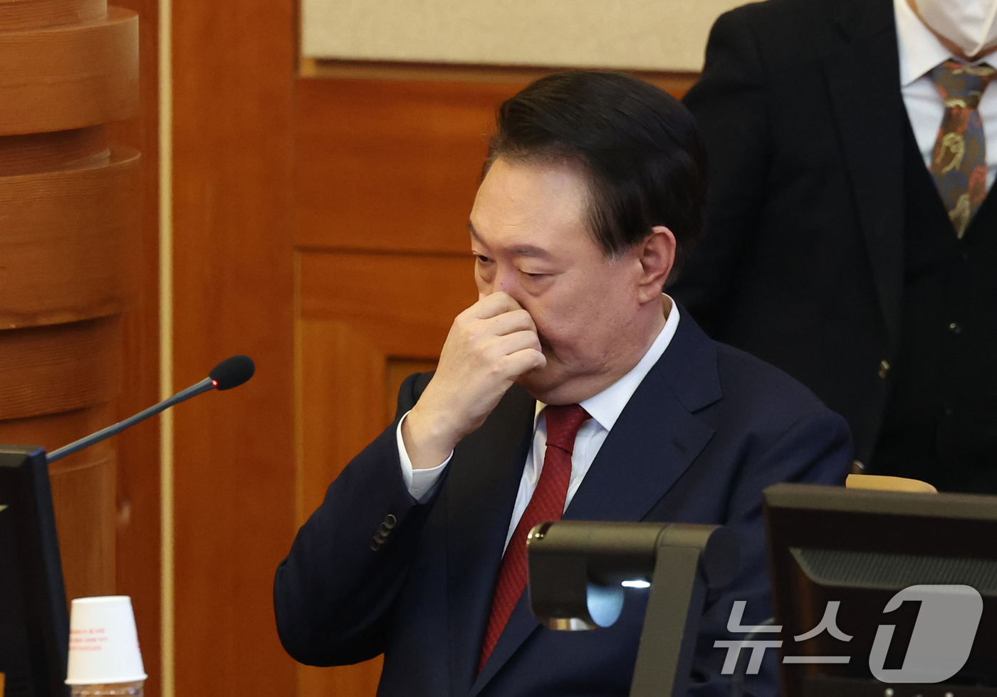 (서울=뉴스1) 사진공동취재단 = 윤석열 대통령이 21일 서울 종로구 헌법재판소에서 열린 탄핵심판 3차 변론기일에 출석하고 있다. 2025.1.21/뉴스1