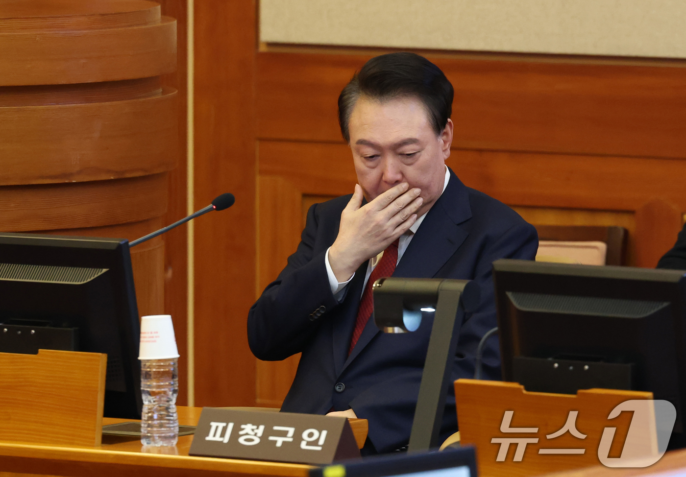 (서울=뉴스1) 사진공동취재단 = 윤석열 대통령이 21일 서울 종로구 헌법재판소에서 열린 탄핵심판 3차 변론기일에 출석하고 있다. 2025.1.21/뉴스1