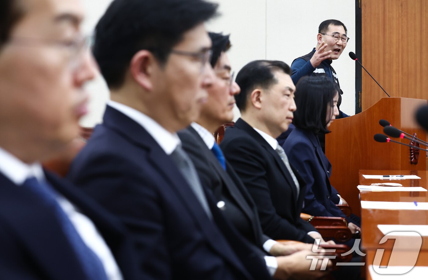 본문 이미지 - 강용석 대우전자사무직노조 위원장이 21일 서울 여의도 국회 환경노동위원회에서 열린 쿠팡 택배노동자 근로 조건 개선·대유위니아그룹 임금체불 관련 청문회에서 임금체불과 관련해 발언하고 있다. 왼쪽부터 강한승 쿠팡㈜ 대표, 홍용준 쿠팡로지스틱스 대표, 정종철 쿠팡풀필먼트서비스 대표, 박현철 위니아전자 전 대표, 박은진 대유에이택 부사장. 2025.1.21/뉴스1 ⓒ News1 김민지 기자