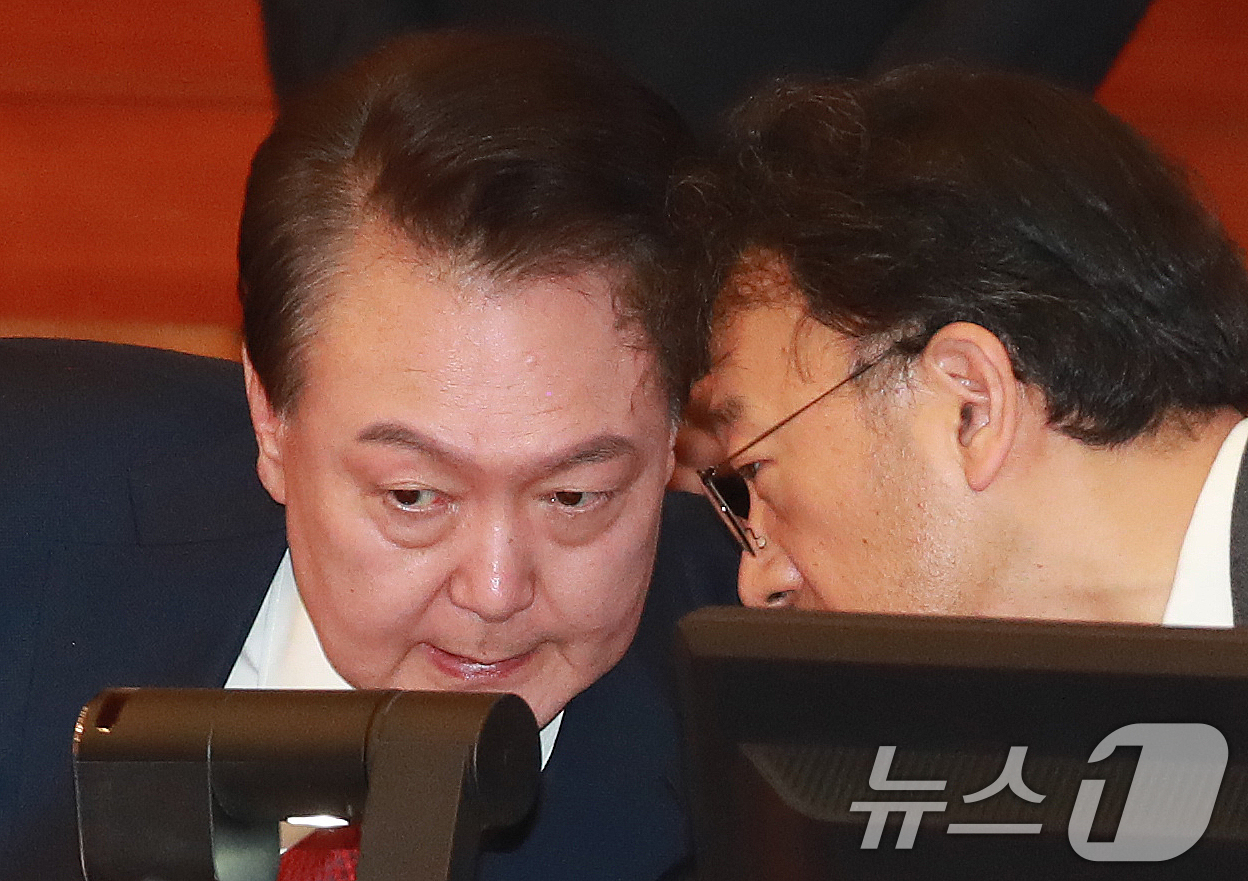 (서울=뉴스1) 사진공동취재단 = 윤석열 대통령이 21일 오후 서울 종로구 재동 헌법재판소에서 열린 탄핵심판 3차 변론기일에 출석해 차기환 변호사와 대화하고 있다. 2025.1.2 …