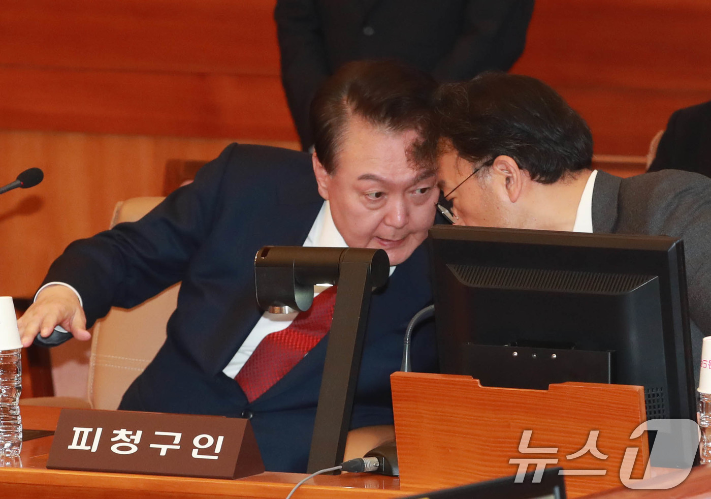 (서울=뉴스1) 사진공동취재단 = 윤석열 대통령이 21일 오후 서울 종로구 재동 헌법재판소에서 열린 탄핵심판 3차 변론기일에 출석해 변호사와 대화하고 있다.  2025.1.21/뉴 …