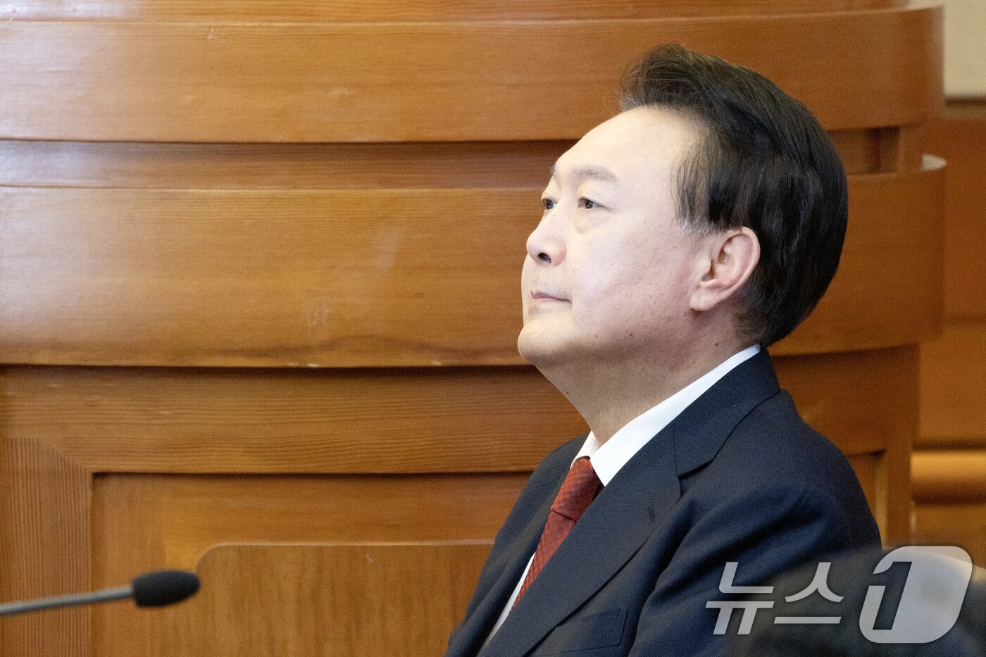 본문 이미지 - 윤석열 대통령이 21일 서울 종로구 헌법재판소에서 열린 탄핵심판 3차 변론기일에 출석해 있다. 2025.1.21/뉴스1 ⓒ News1 사진공동취재단