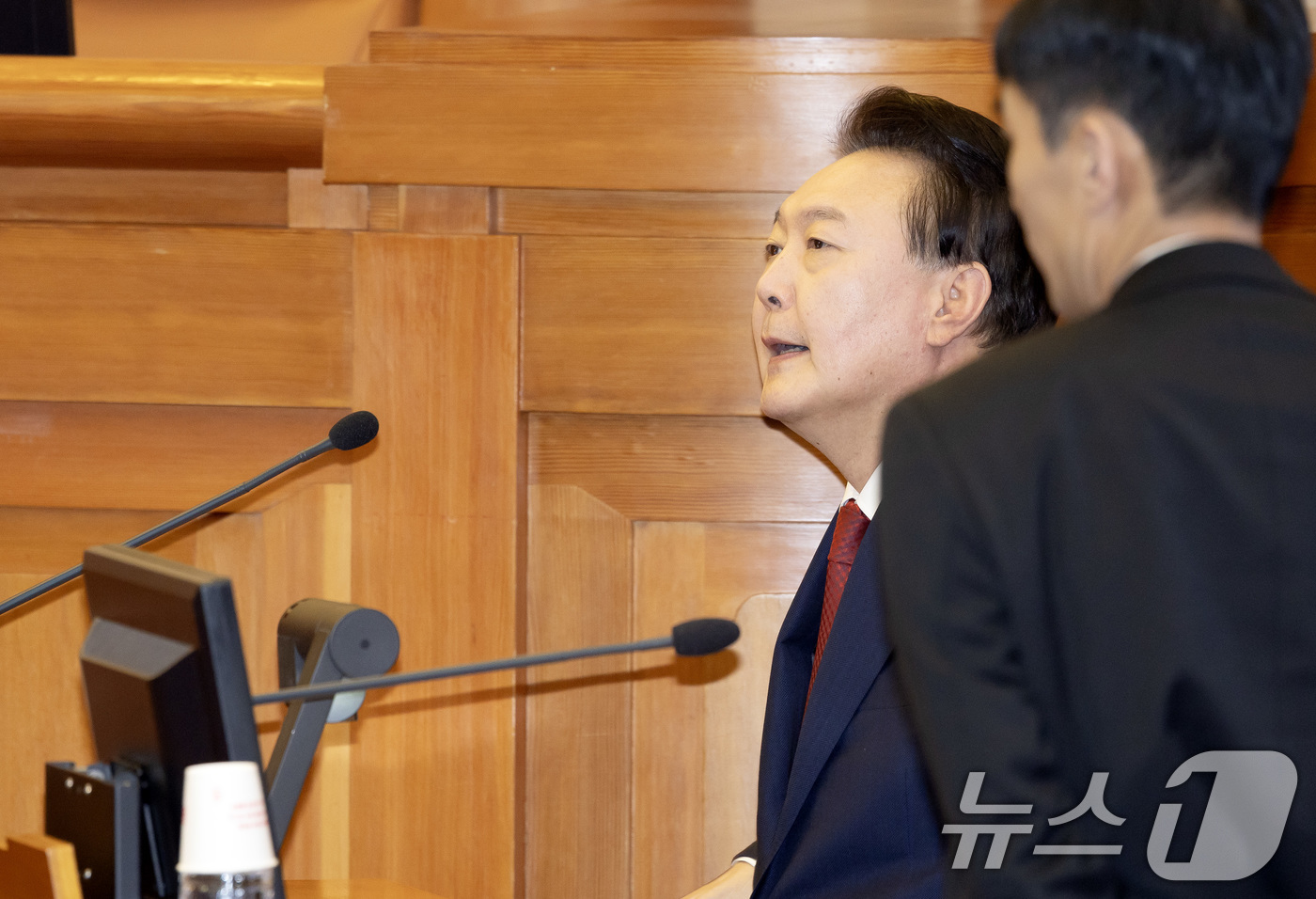 (서울=뉴스1) 사진공동취재단 = 윤석열 대통령이 21일 서울 종로구 헌법재판소에서 열린 탄핵심판 3차 변론기일에 출석하고 있다. 2025.1.21/뉴스1