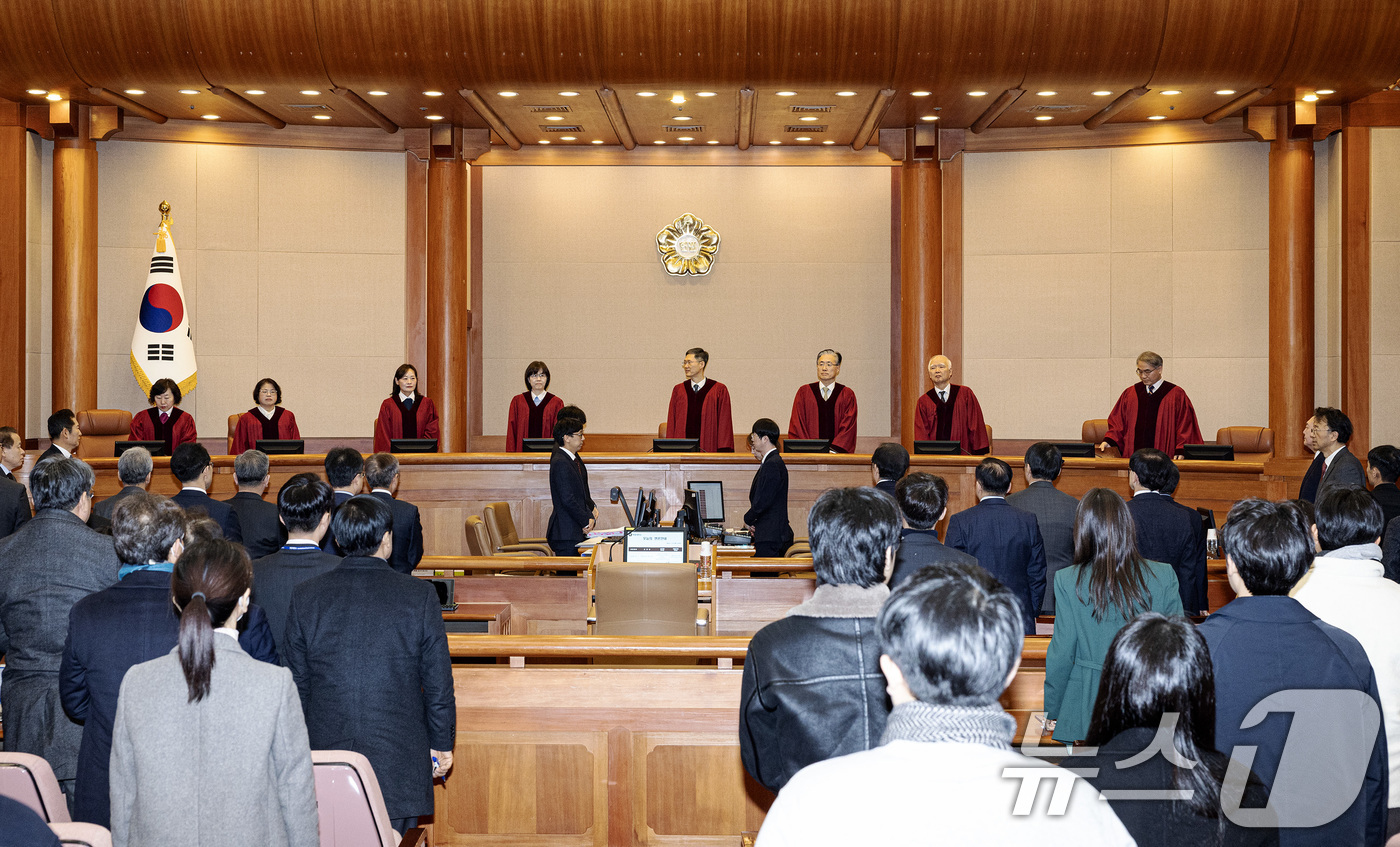 (서울=뉴스1) 사진공동취재단 = 윤석열 대통령이 21일 오후 서울 종로구 헌법재판소 대심판정에서 열린 윤 대통령 탄핵심판 3차 변론기일에 출석했다. 이날 헌법재판관들이 입장하자 …