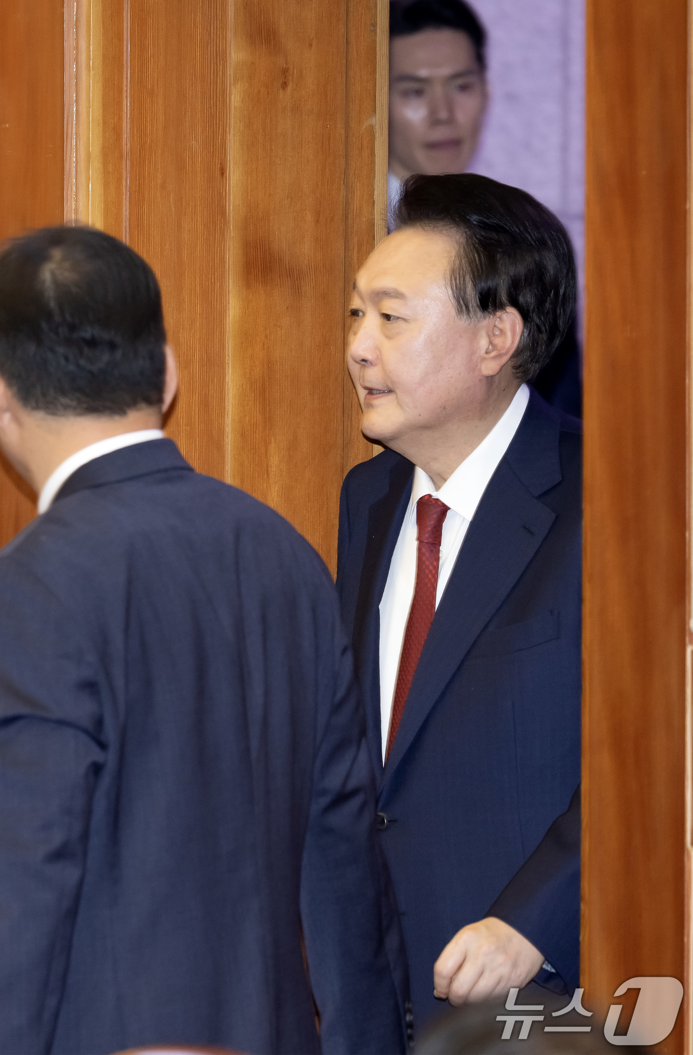 (서울=뉴스1) 사진공동취재단 = 윤석열 대통령이 21일 서울 종로구 헌법재판소에서 열린 탄핵심판 3차 변론기일에 출석하고 있다. 2025.1.21/뉴스1