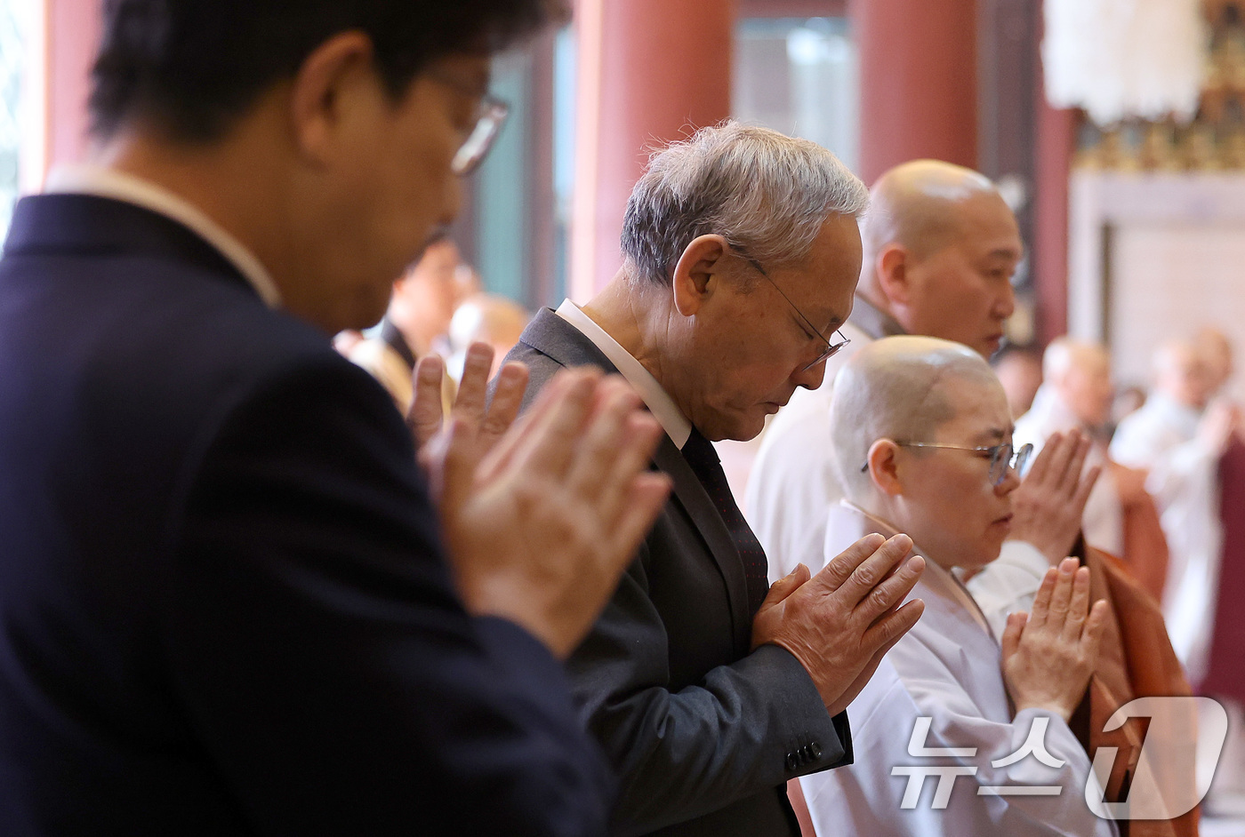(서울=뉴스1) 이동해 기자 = 유인촌 문화체육관광부 장관이 21일 오후 서울 종로구 조계사 대웅전에서 열린 한국불교지도자 신년하례법회에서 합장하고 있다. 2025.1.21/뉴스1 …